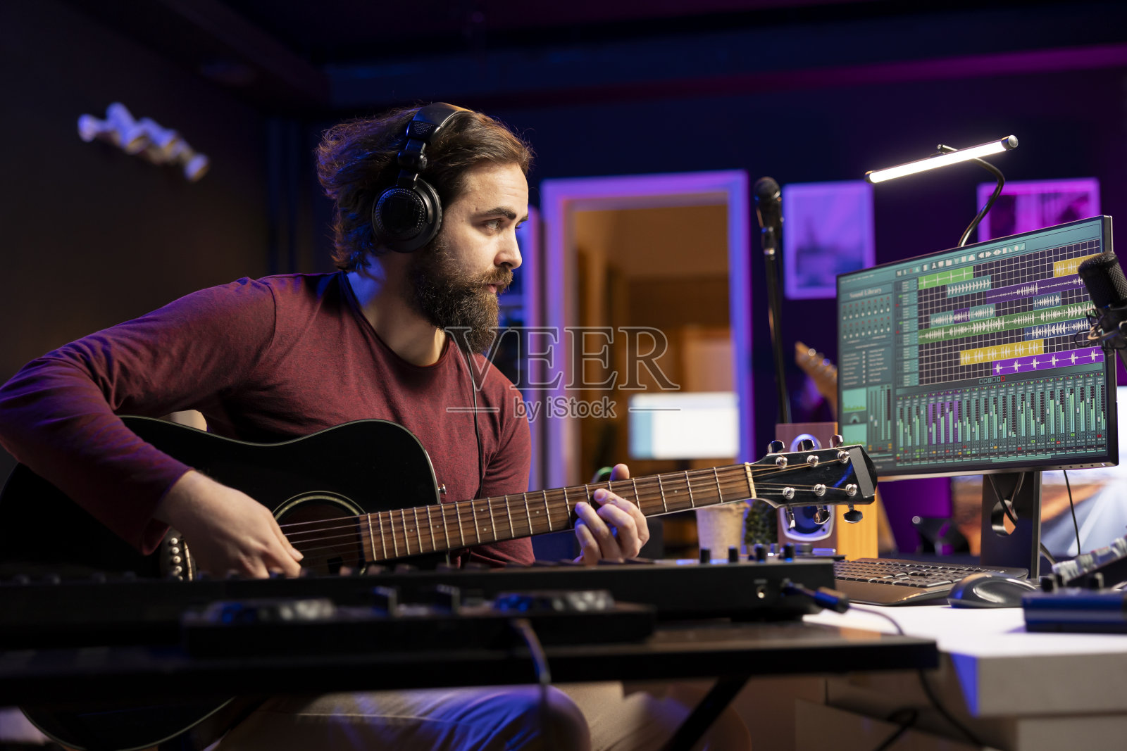 作曲家用吉他唱一首歌，并在音板上混合声音照片摄影图片
