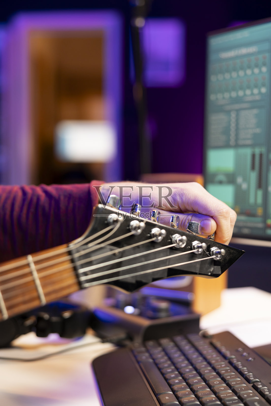 熟练的音乐家调整他的原声吉他弦录制新的音频文件照片摄影图片