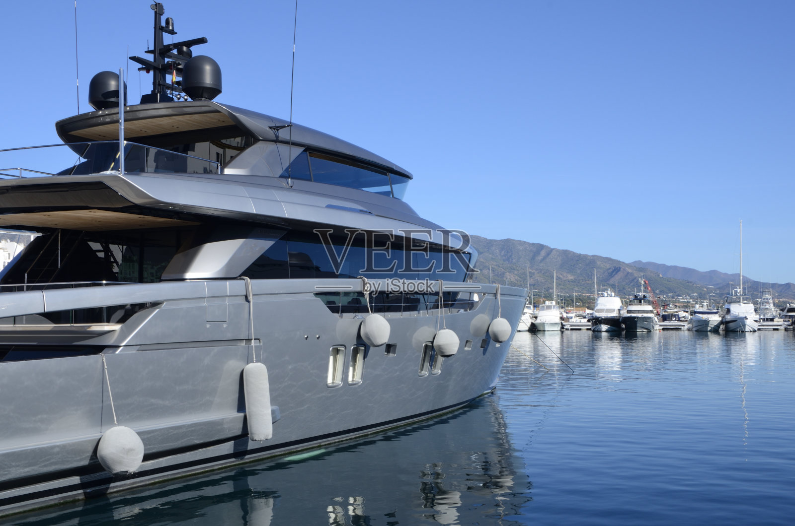 巴努斯港的灰色游艇照片摄影图片