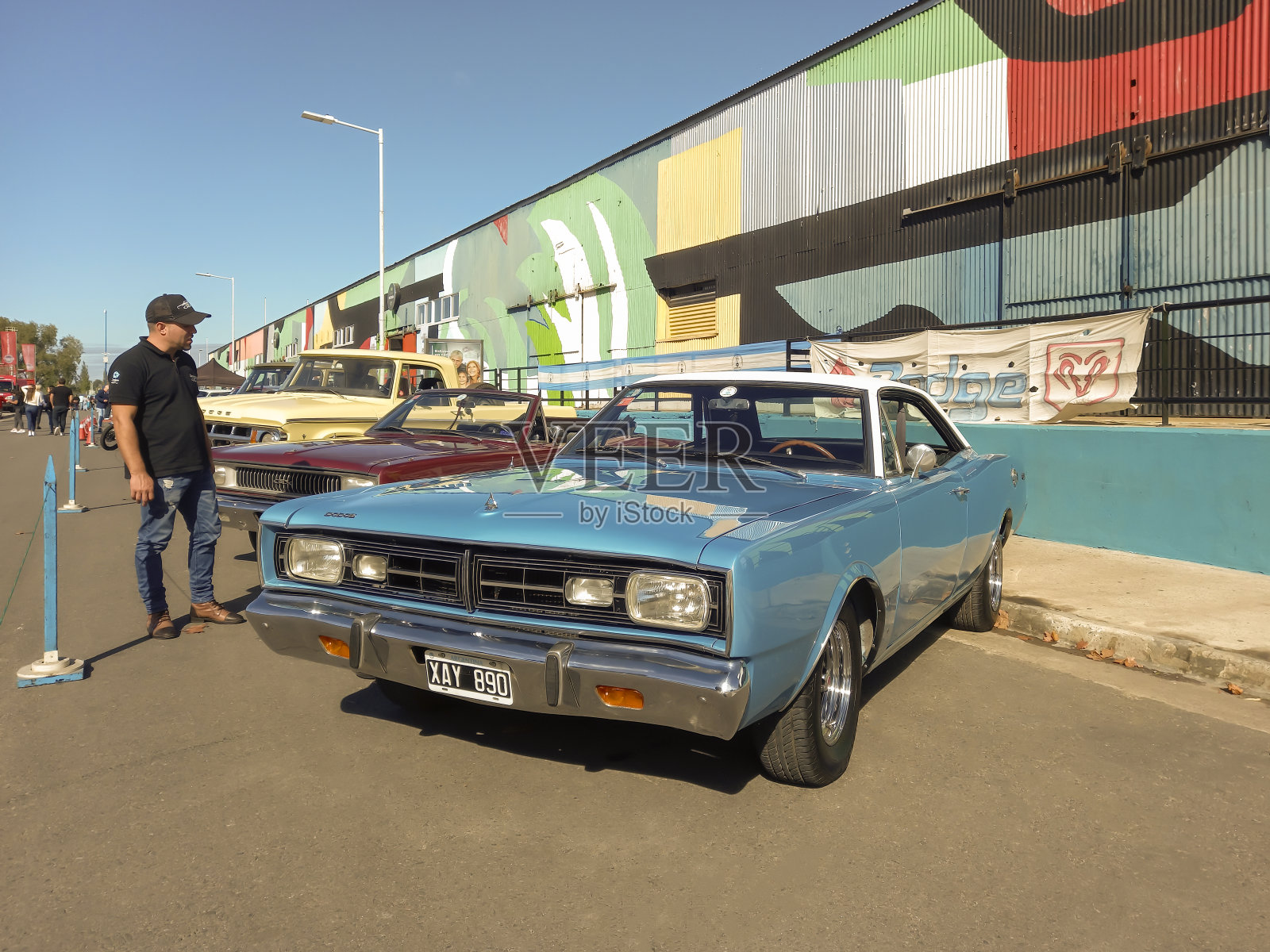 街上一辆70年代的道奇GTX双门跑车。工业背景。经典车展。照片摄影图片