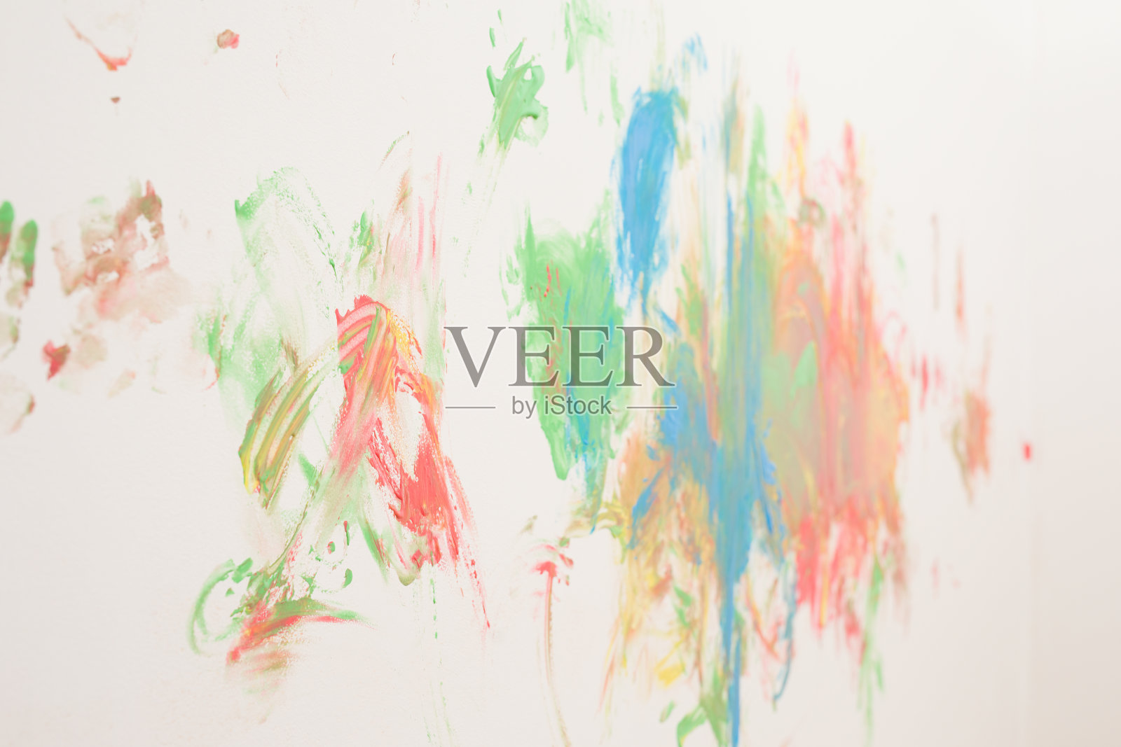 无人看守的小妇人用好几种颜色画了一面墙照片摄影图片