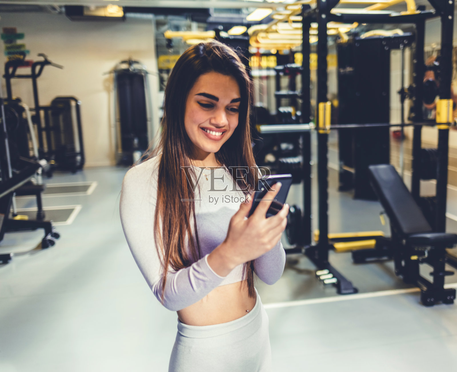 想法，手机和运动与一个体育妇女站在一个窗口，在健身锻炼。健康，思考和女运动员使用社交媒体或应用程序来跟踪她的训练。照片摄影图片