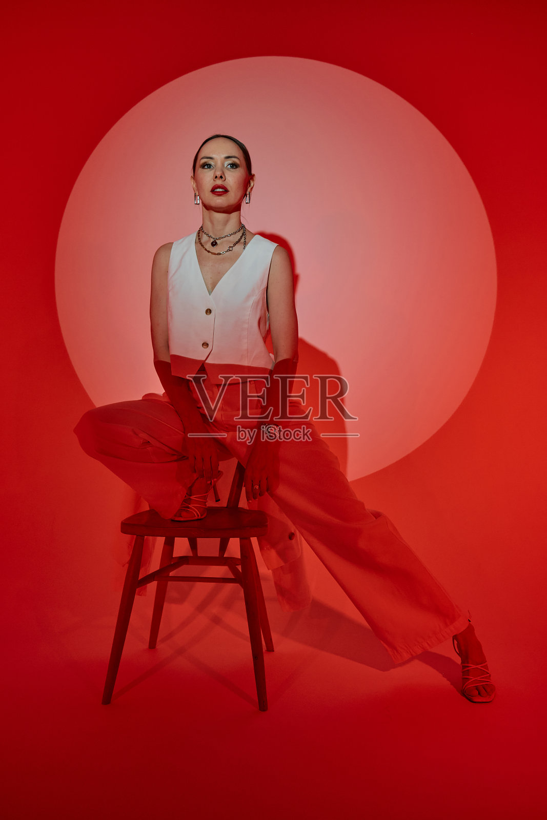 画室里一个女人的肖像照片摄影图片