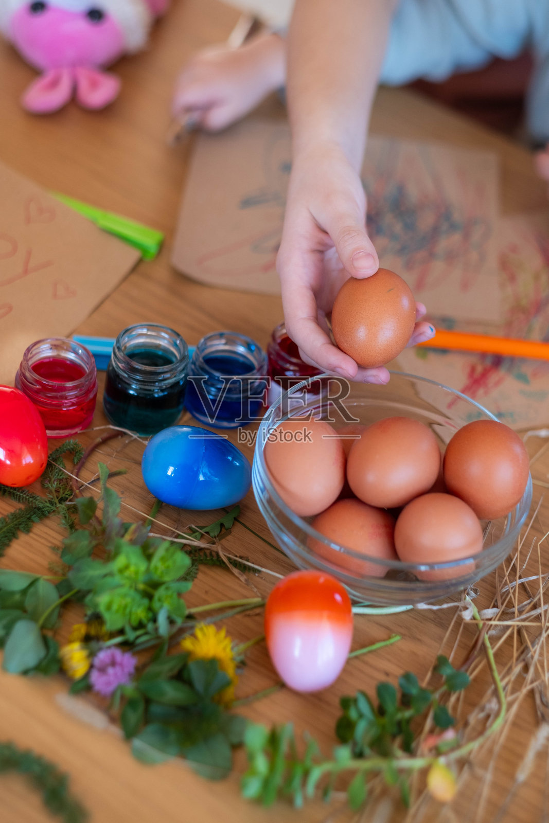 孩子们装饰复活节彩蛋，近距离手拿彩蛋照片摄影图片