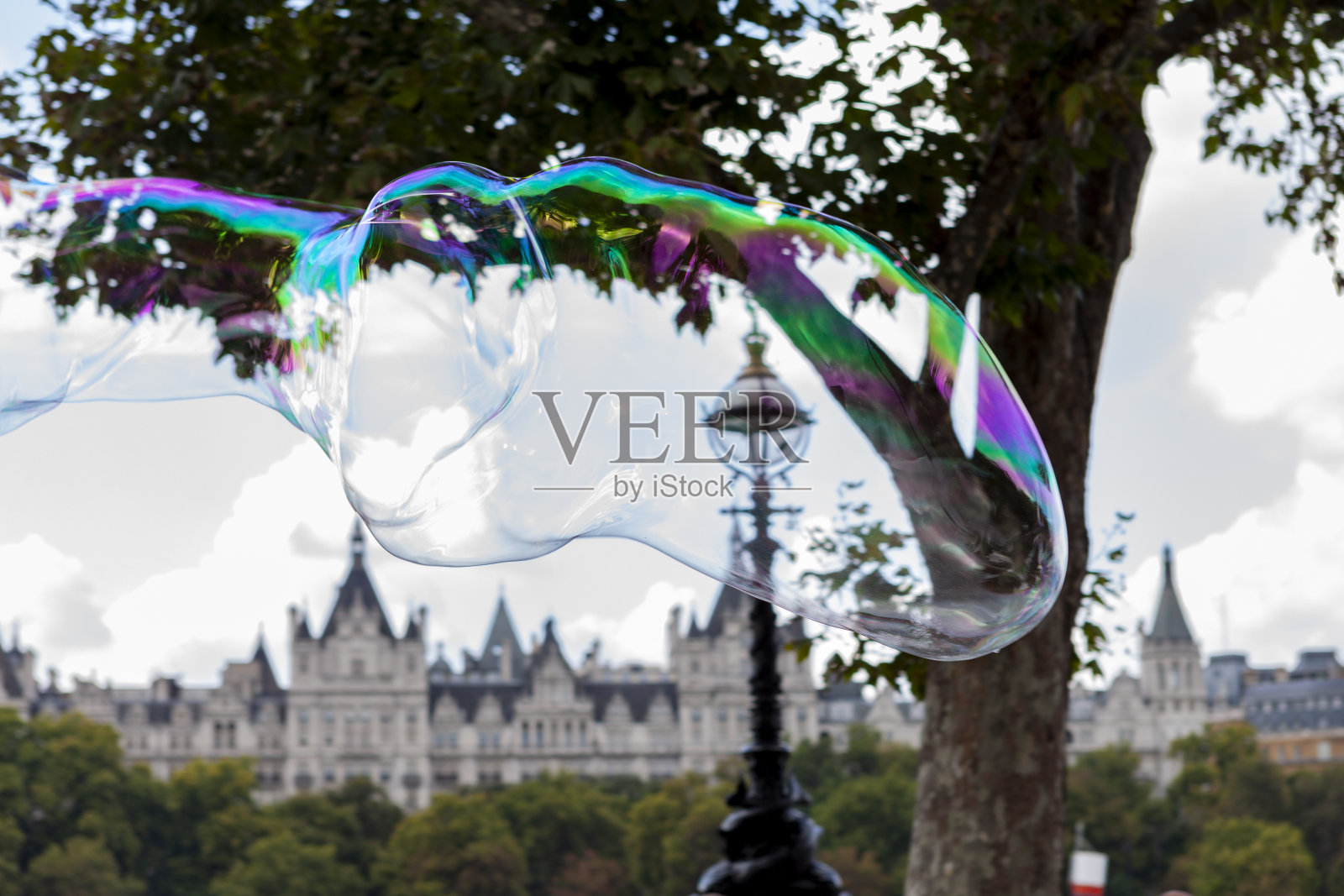 英国伦敦南华克的巨型肥皂泡照片摄影图片