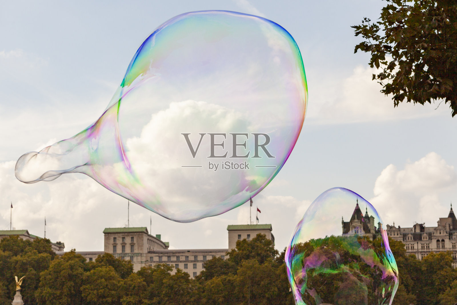 英国伦敦南华克的巨型肥皂泡照片摄影图片