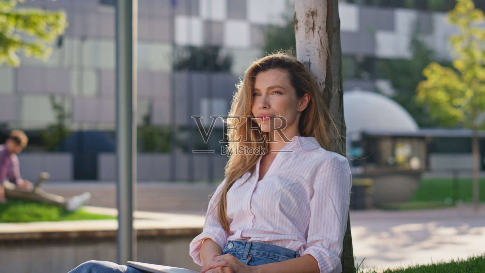 都市女孩下班后独自在公园休息。漂亮的自由职业者拿着笔记本电脑照片摄影图片