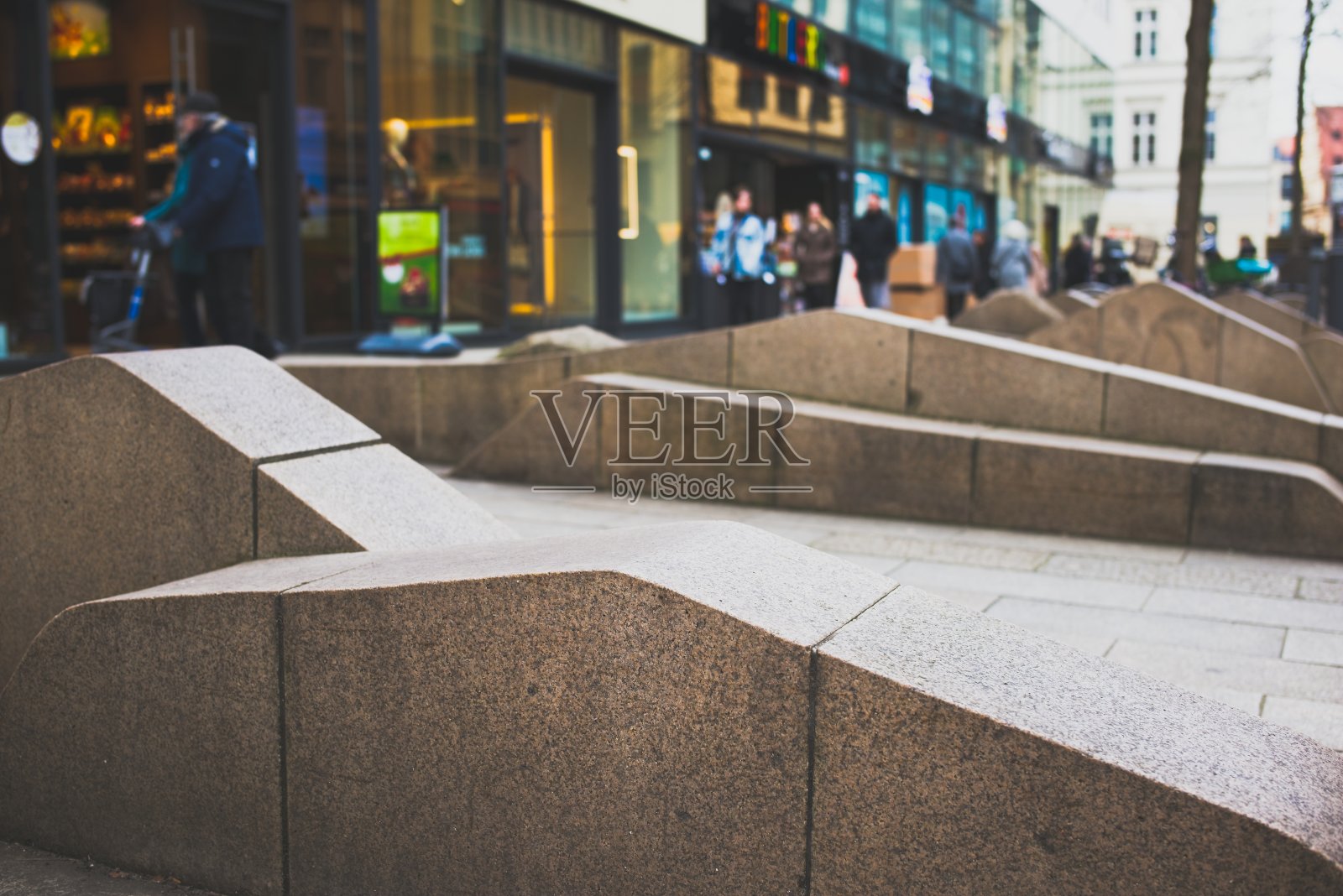 城市街道采用现代几何长凳设计，景深浅。照片摄影图片