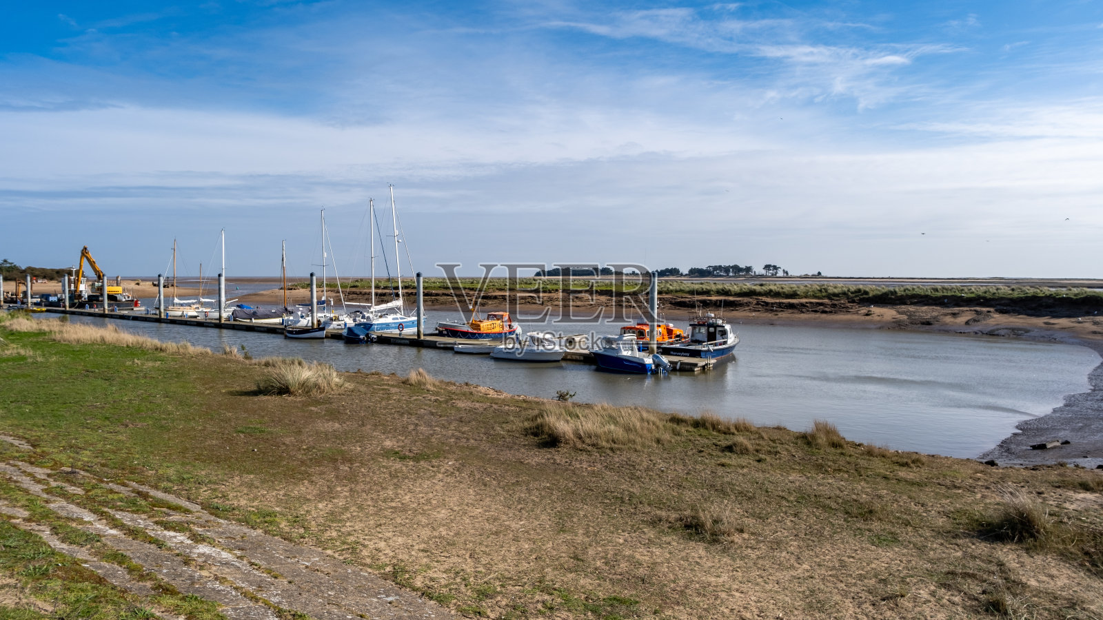 船停泊在港口照片摄影图片