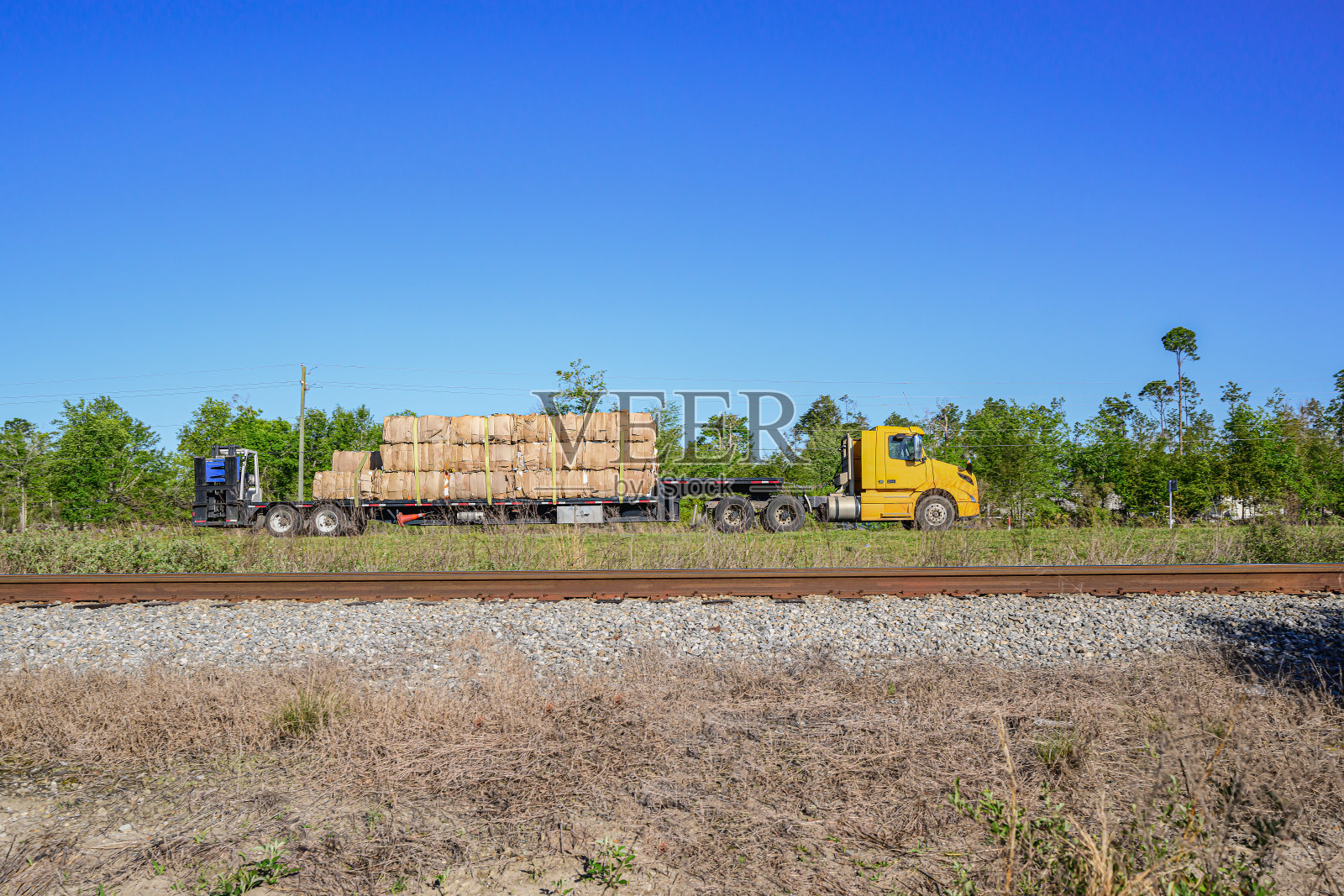 一辆拖着回收纸板的拖车沿着高速公路向北行驶照片摄影图片
