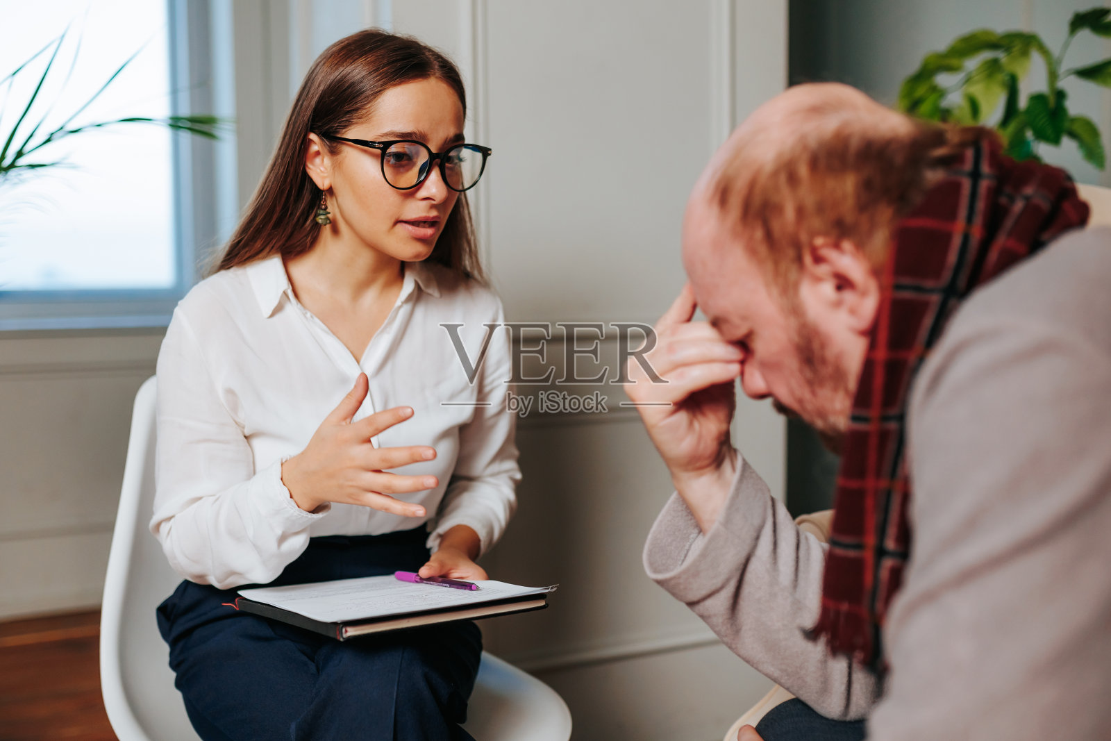 抑郁的老年男人寻求心理治疗师的支持照片摄影图片