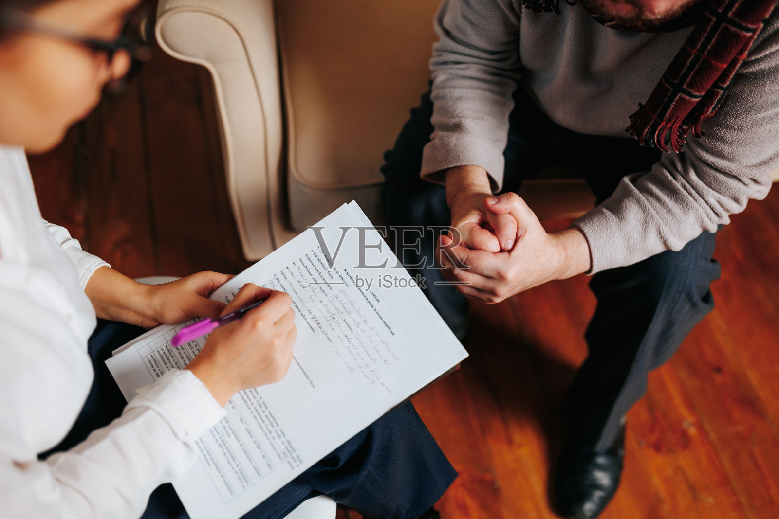 问卷中记录数据的女性心理特写照片摄影图片