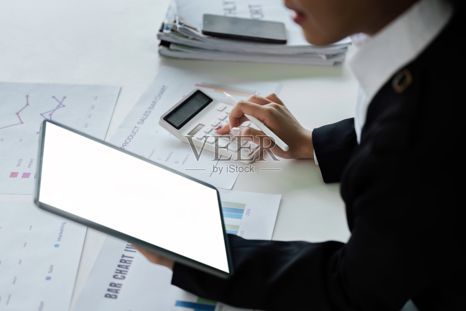 商务财务概念，商务女性在办公室使用计算器计算业务数据。黑屏平板电脑照片摄影图片