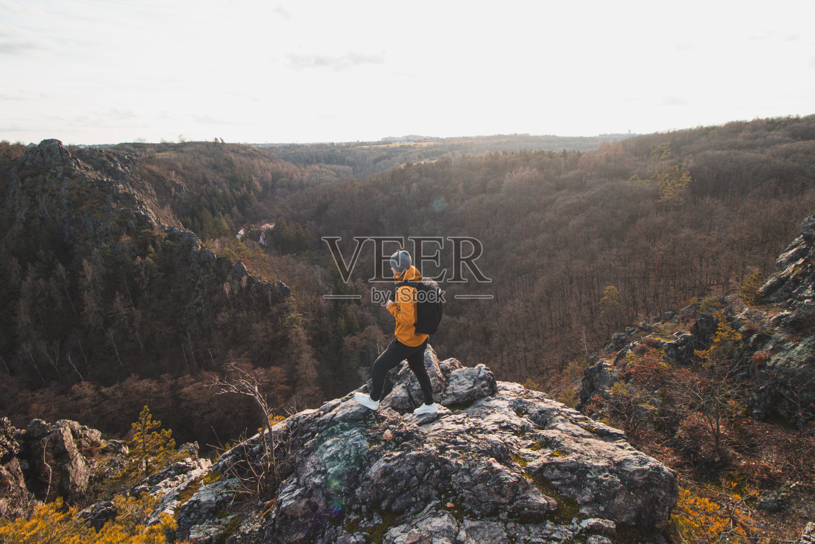年轻的摄影师和旅行者试图在布拉格北部的迪沃克萨尔卡山谷找到一个合适的地点来捕捉日落照片摄影图片