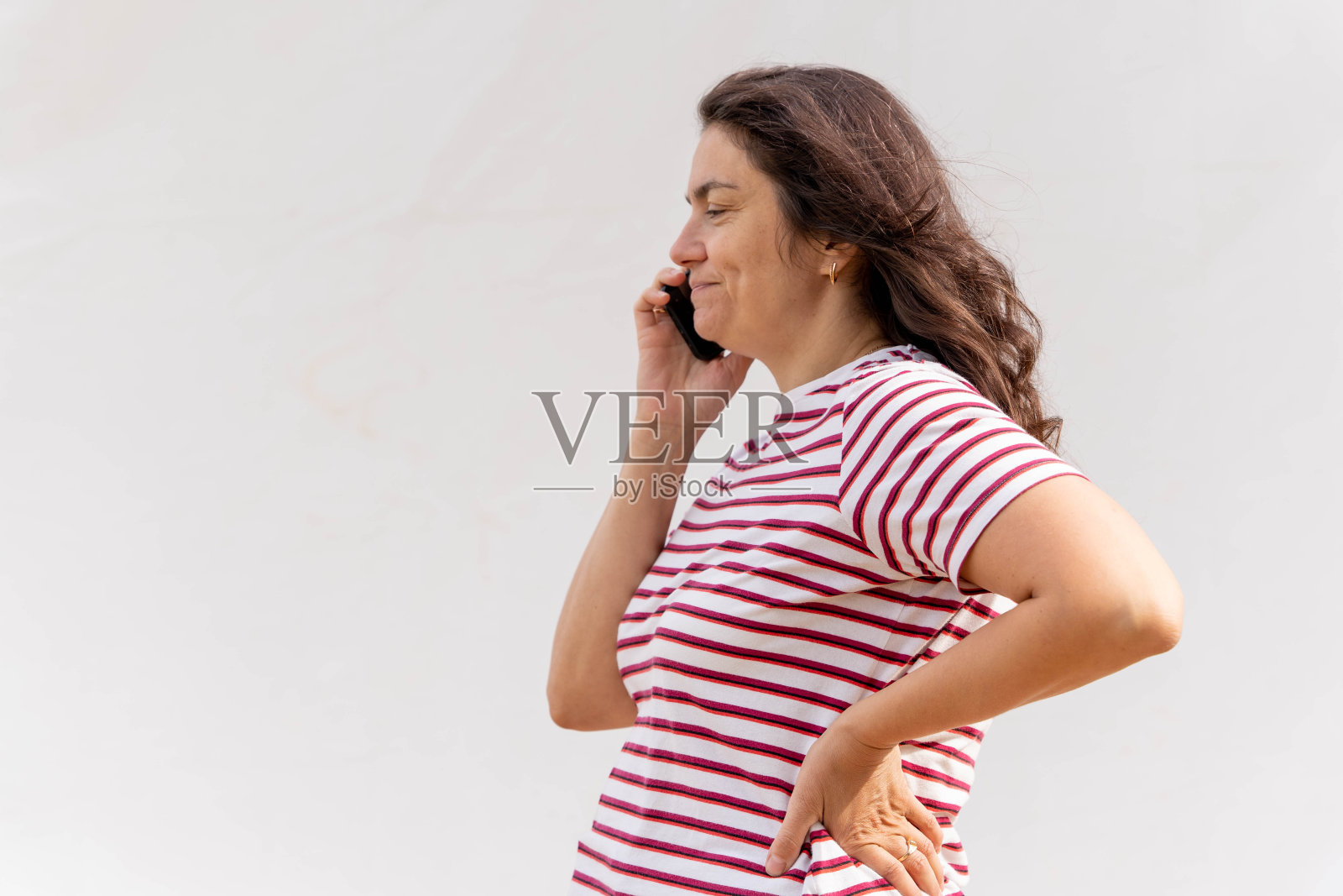 长头发的中年白种妇女在打电话照片摄影图片