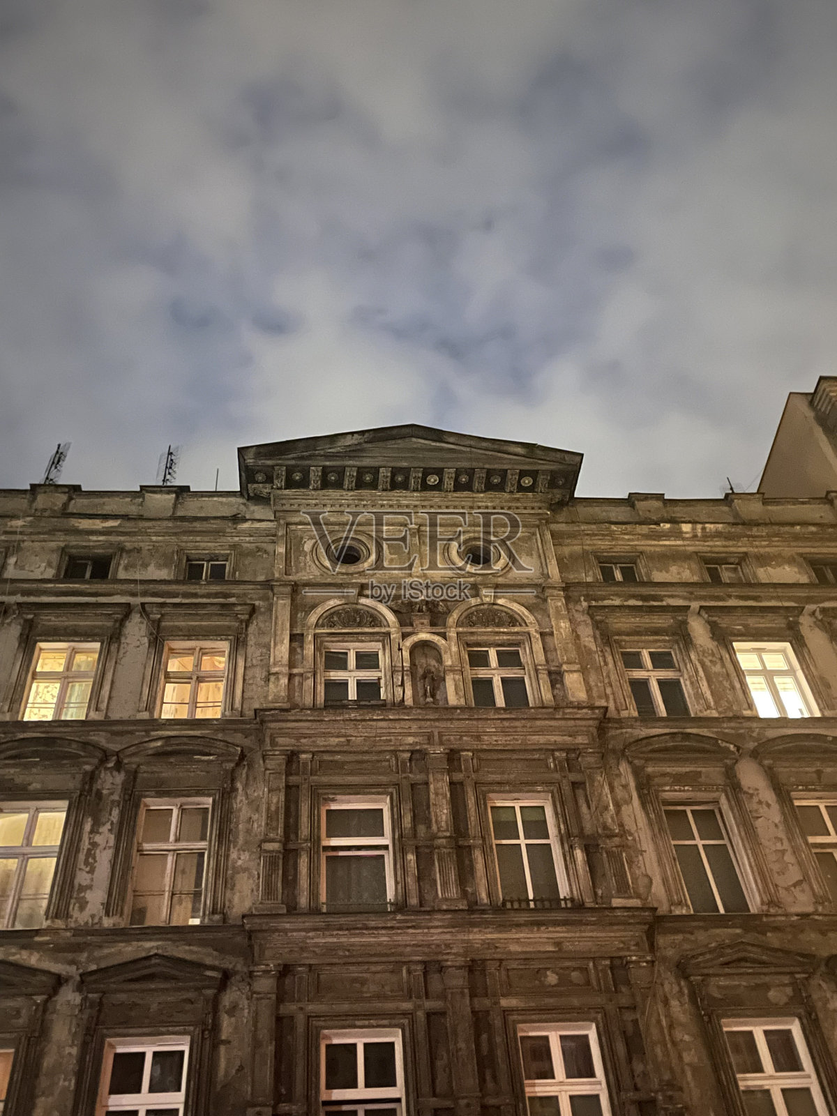 天空下庞大的立面照片摄影图片