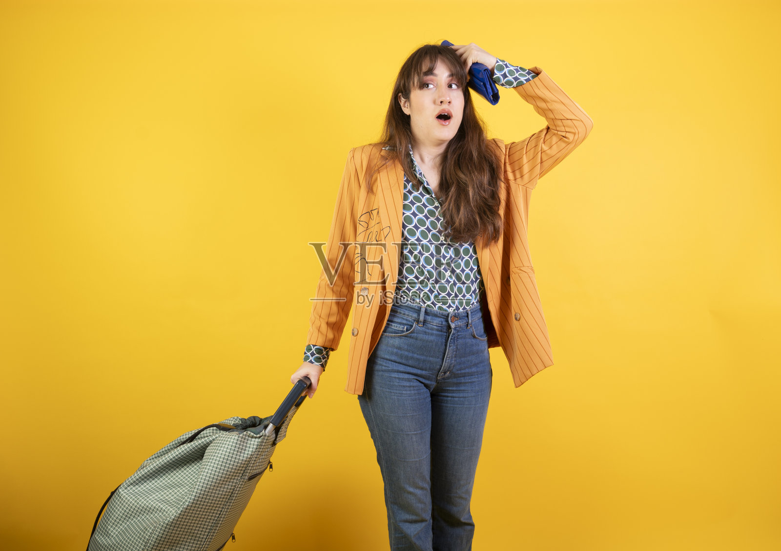 一个推着购物车的年轻女子对超市的价格感到惊讶照片摄影图片