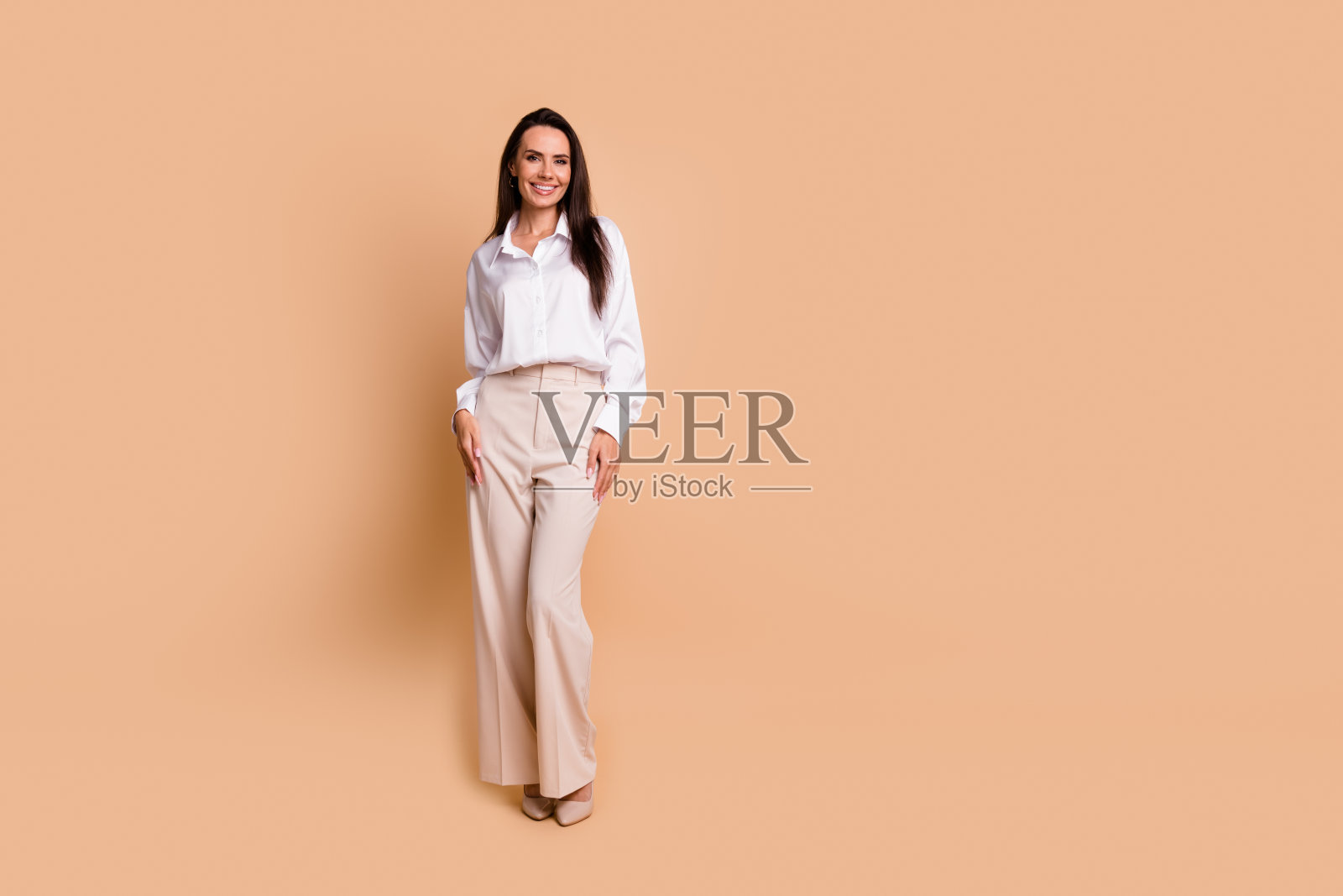 欢快的令人惊叹的优雅的人的全长照片看起来空的空间孤立的米色背景照片摄影图片