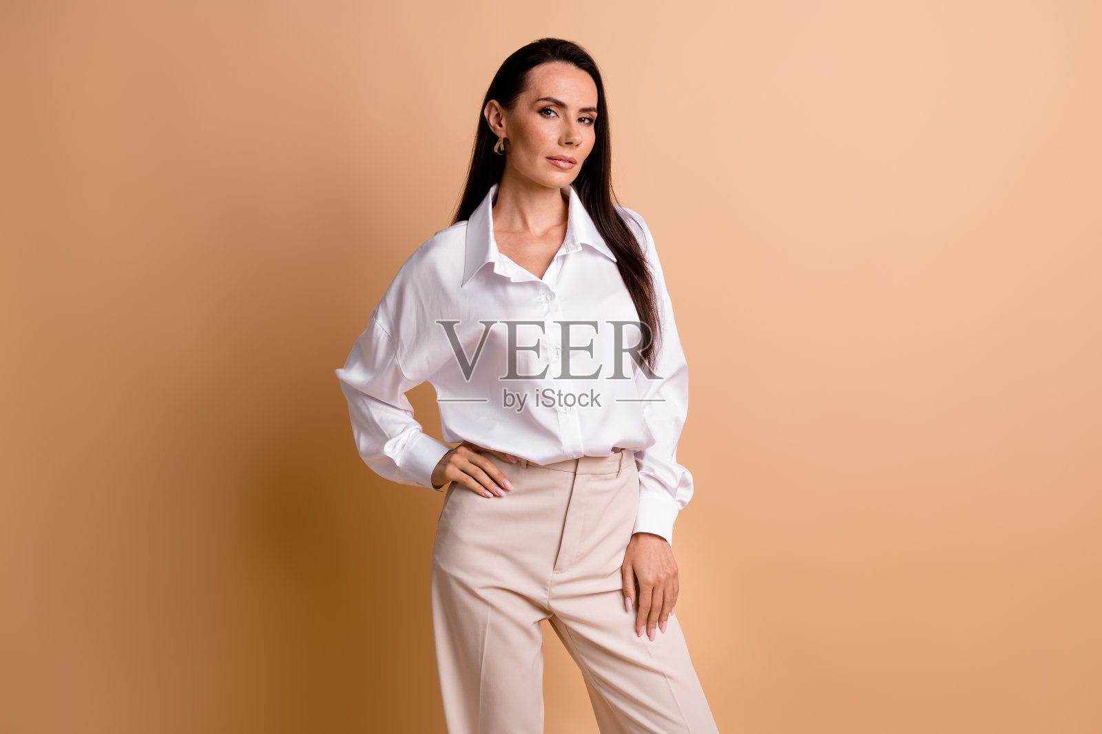 令人惊叹的肖像集中集中的女士把手腰空的空间隔离在米色背景照片摄影图片