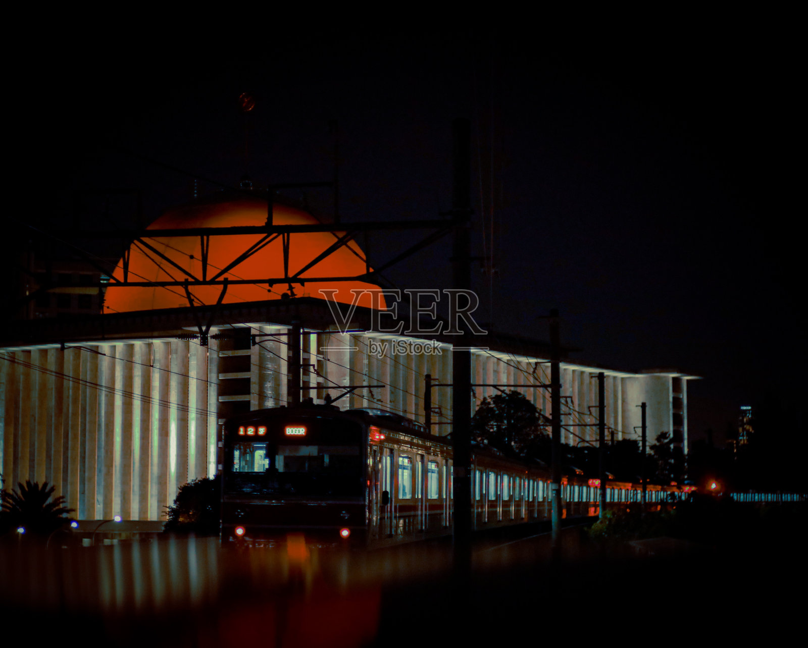 雅加达夜间的通勤火车照片摄影图片