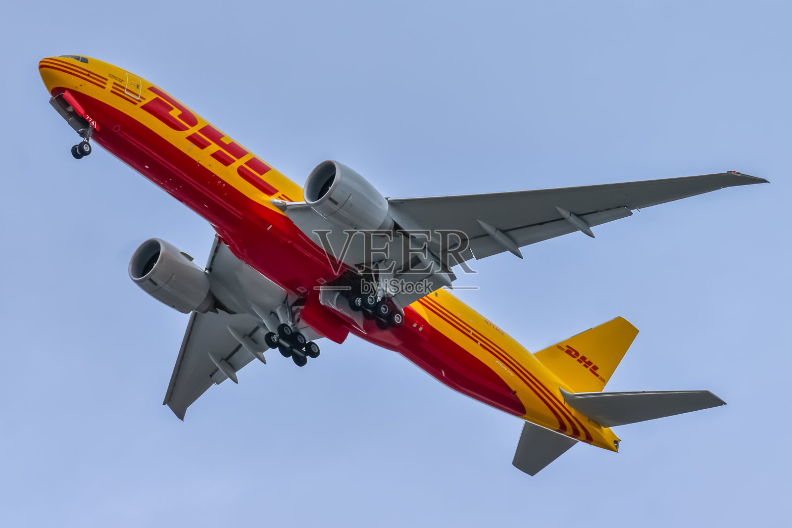 DHL波音777-F从头顶飞过。照片摄影图片
