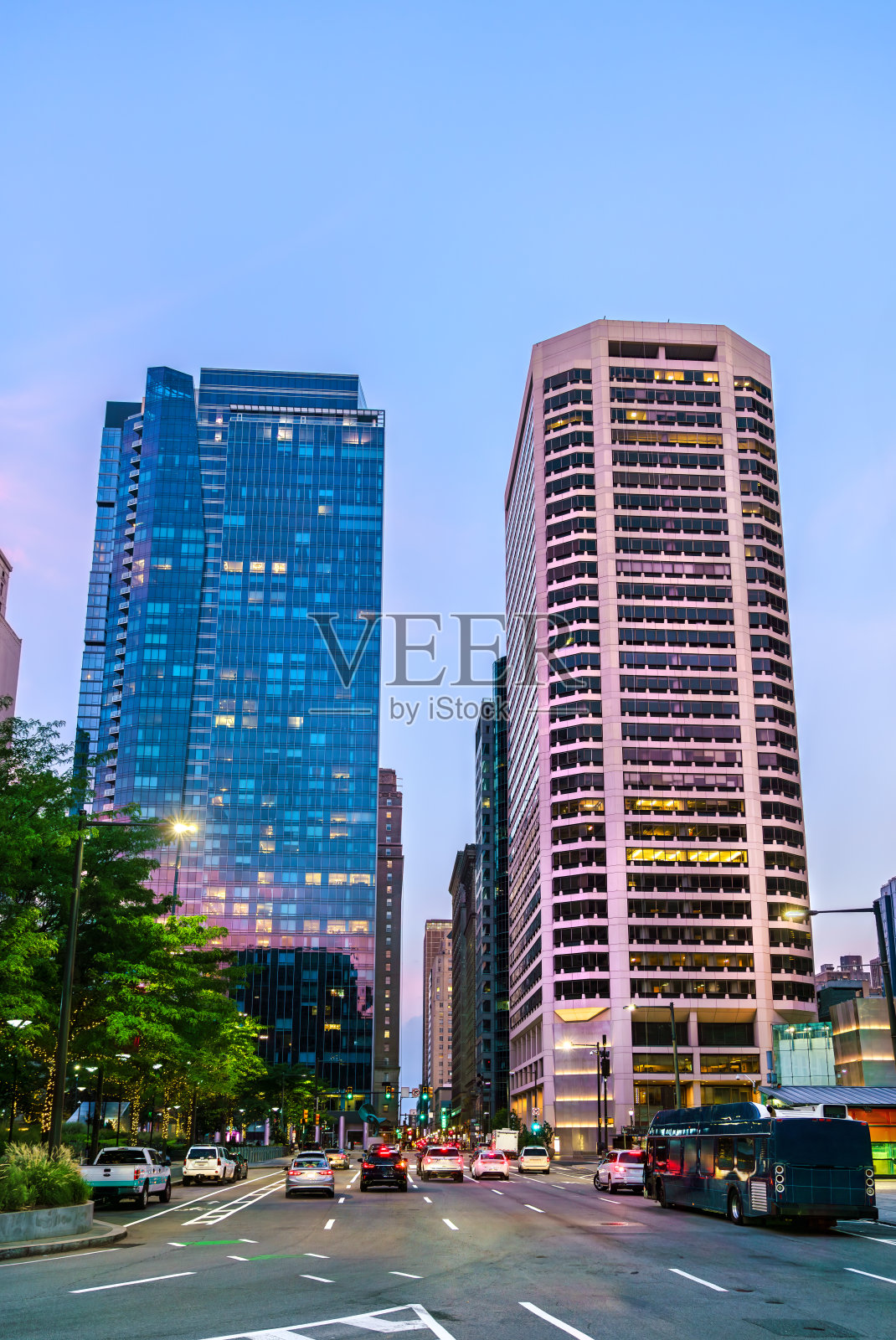 宾夕法尼亚州约翰·肯尼迪大道上的费城天际线照片摄影图片