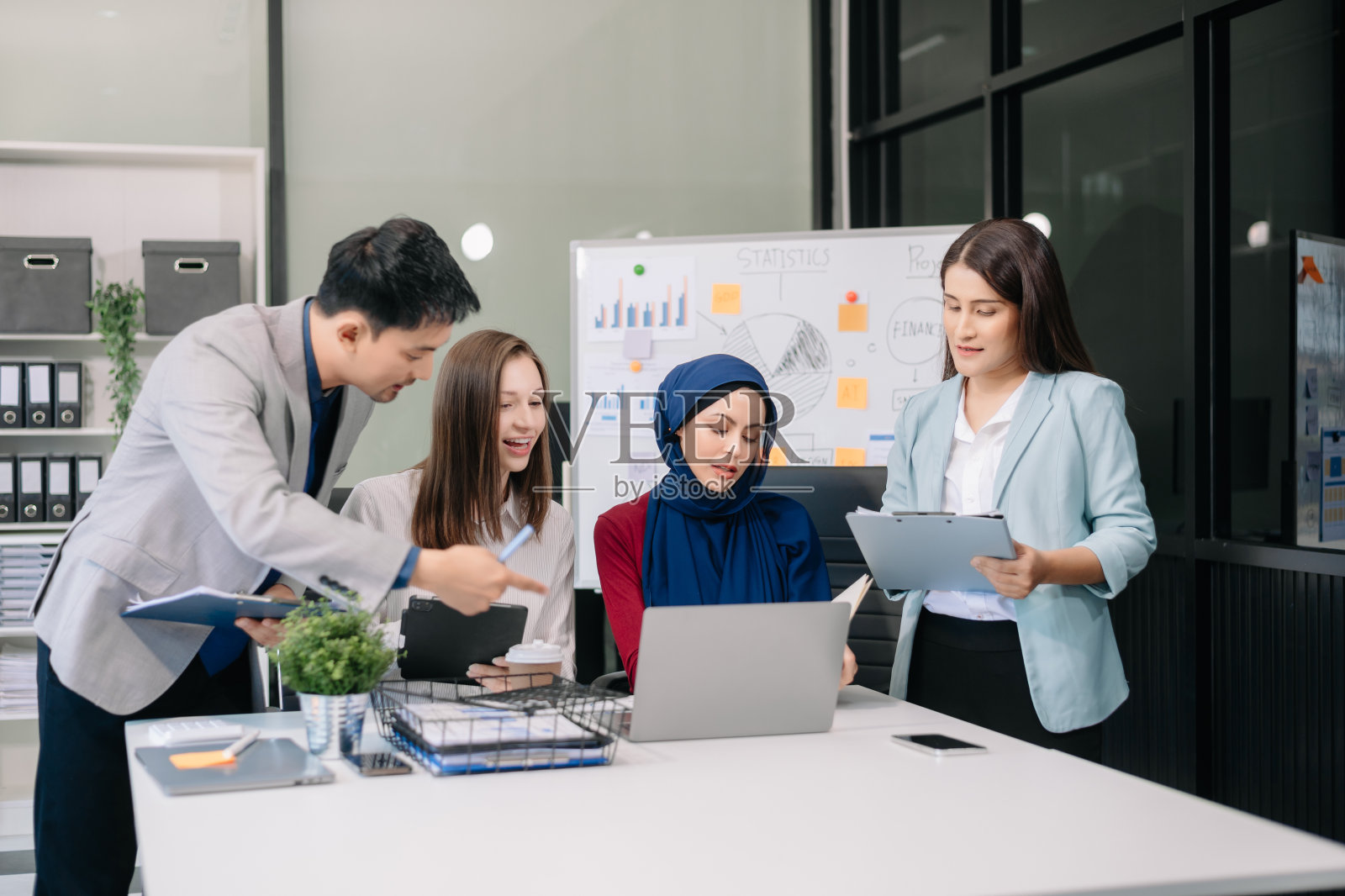 集团亚洲商务会议在策划设计中在创意商务办公室讨论工作照片摄影图片