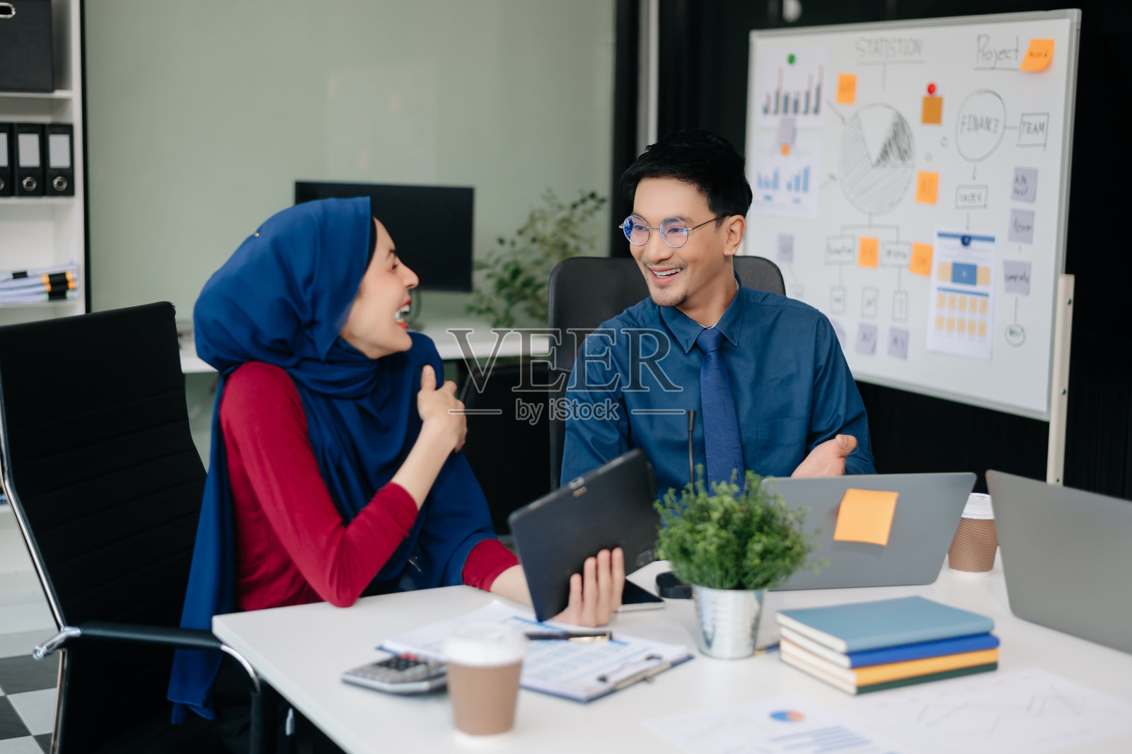 集团亚洲商务会议在策划设计中在创意商务办公室讨论工作照片摄影图片