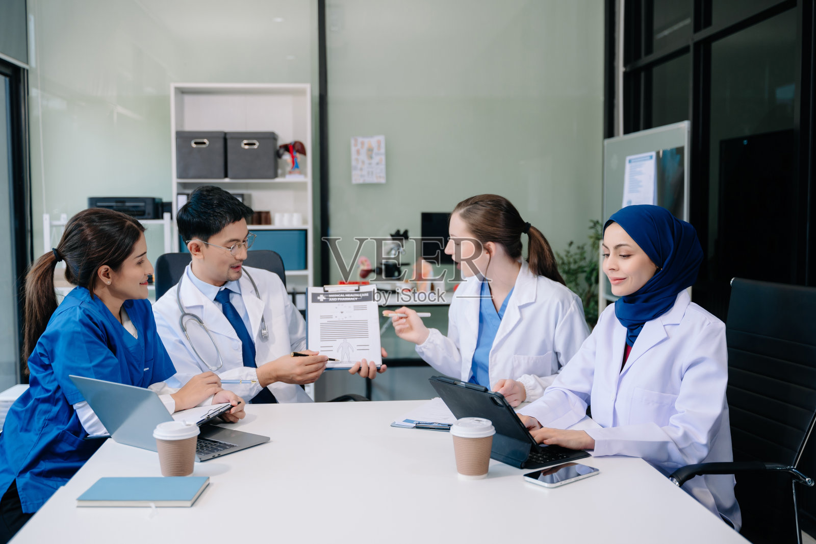 会诊医生和医务人员，会诊心脏病、肺炎、胃肠疾病的治疗。照片摄影图片