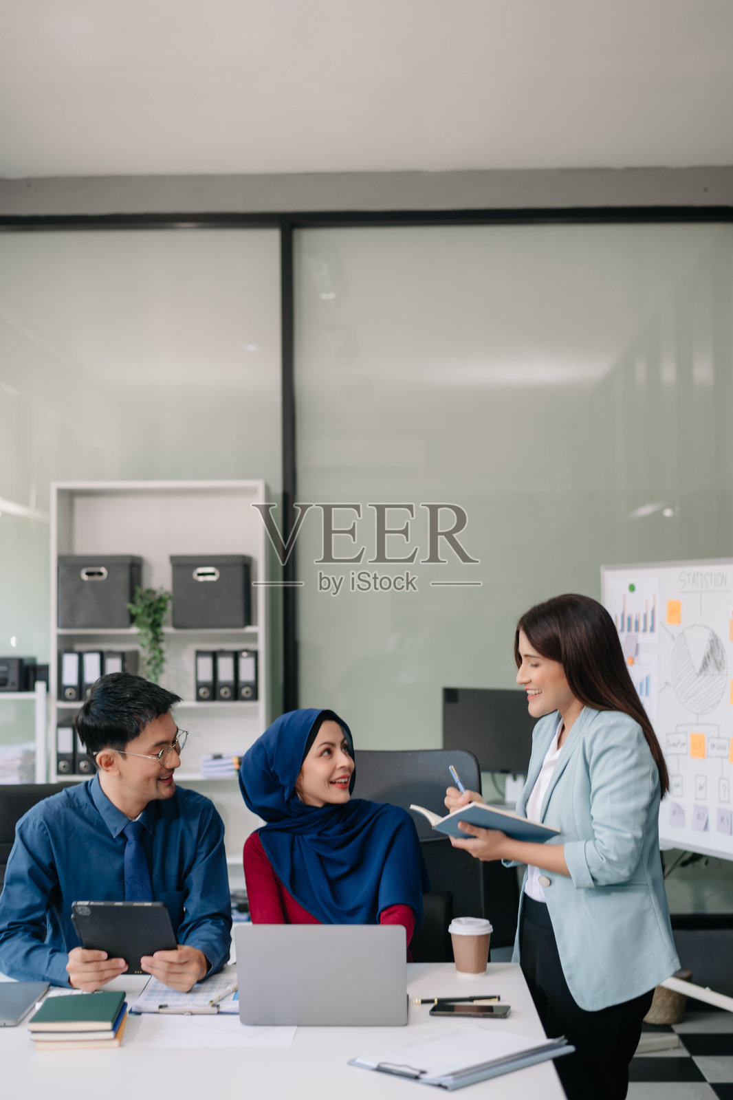 努力工作的人，在会议室赢得新的创业项目照片摄影图片