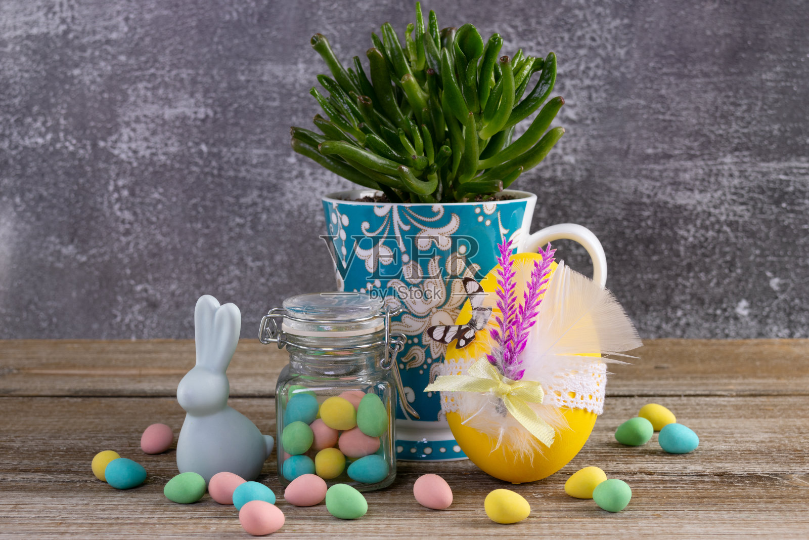 多汁的杯子，复活节彩蛋，糖果和兔子。照片摄影图片