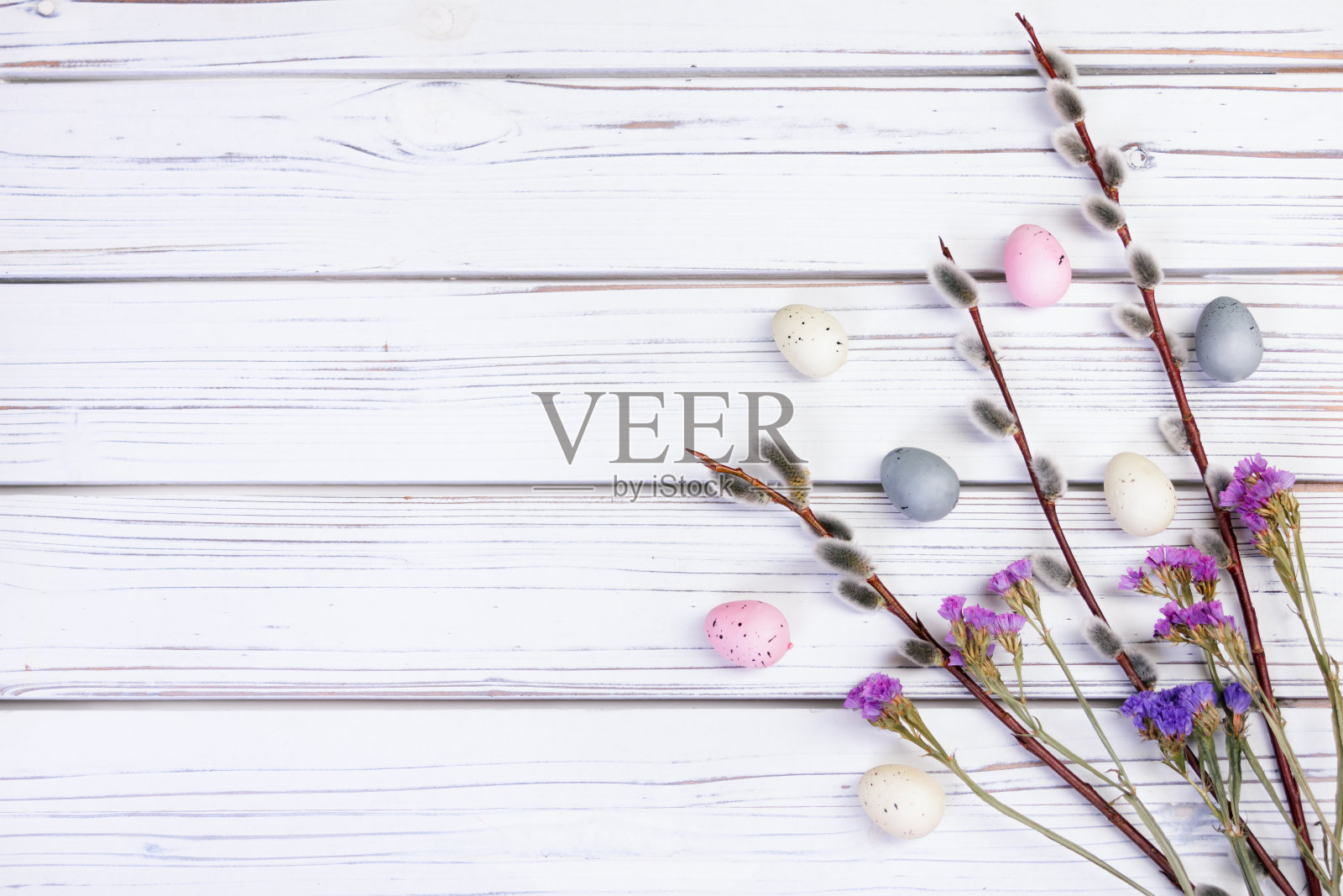 复活节的旗帜上有柳树、干花、彩蛋和羽毛。照片摄影图片