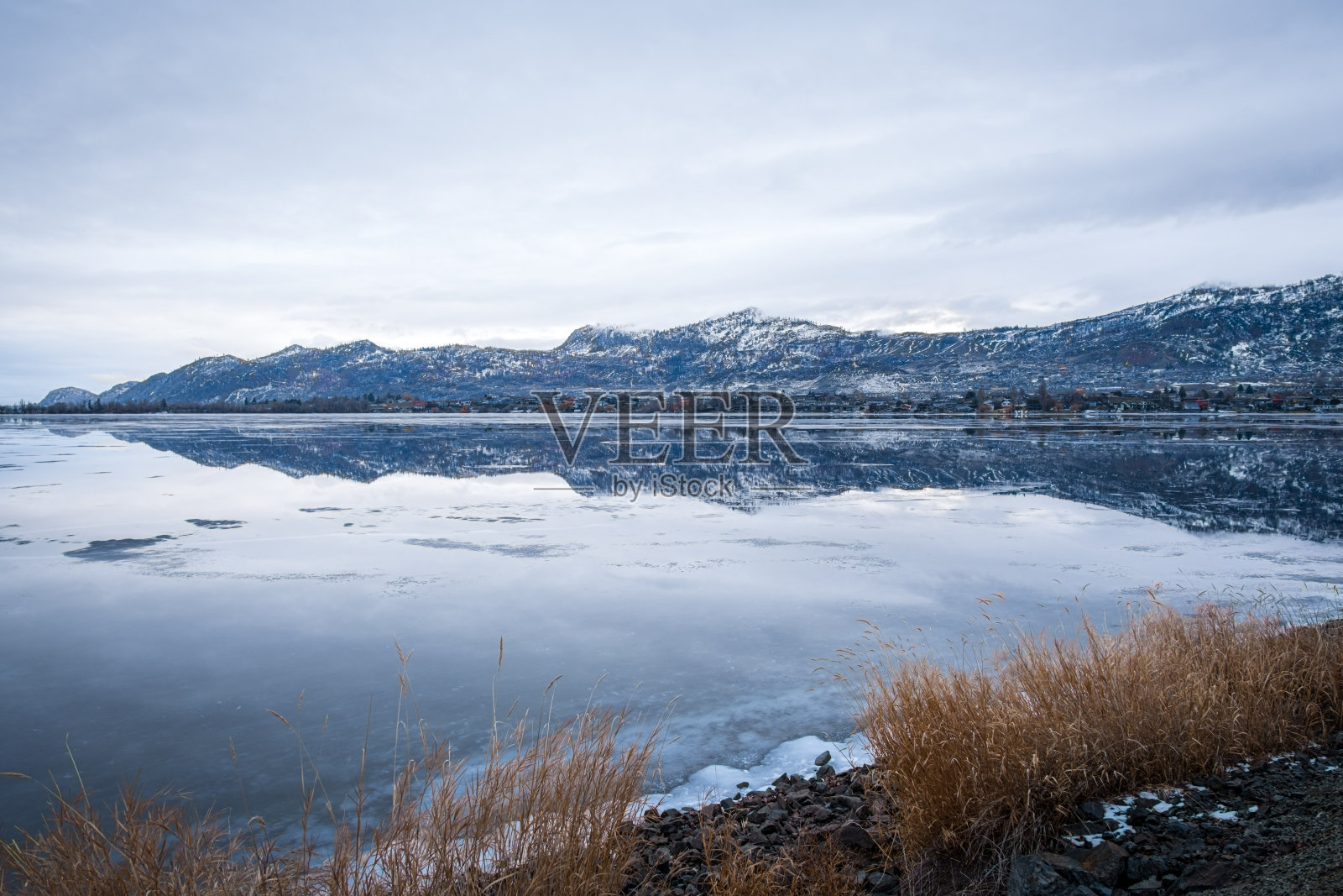 不列颠哥伦比亚省奥索尤斯湖静水面上的完美倒影。2024年冬照片摄影图片