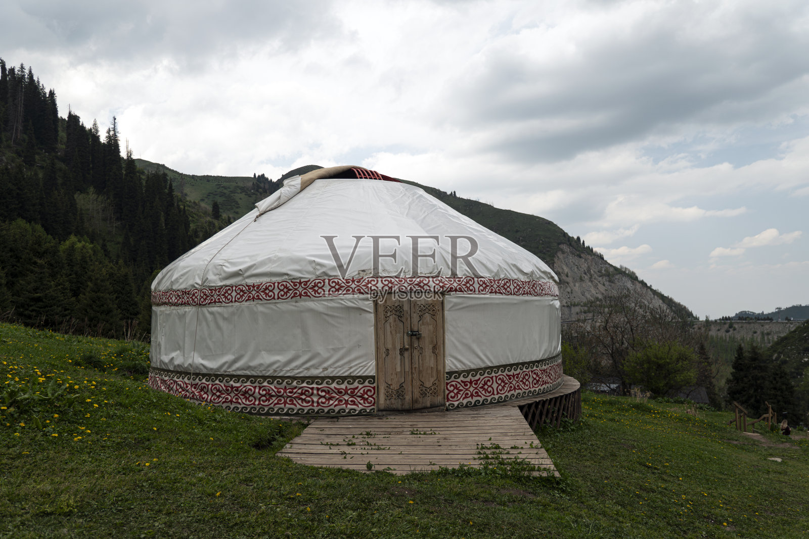 帐篷。吉尔吉斯斯坦和亚洲各国人民的民族老宅。国家住房。以绿色草地和高地为背景的蒙古包。为游客准备的蒙古包营地。照片摄影图片