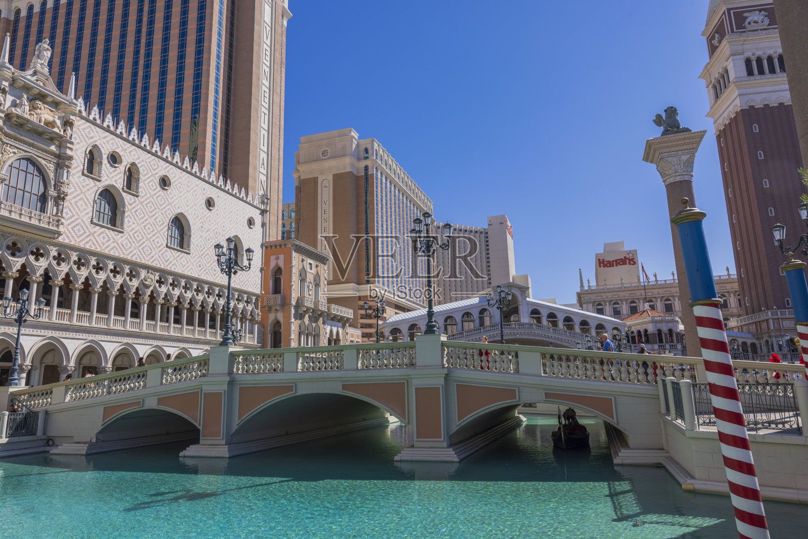 威尼斯度假胜地和赌场的美景，以蓝色水面上的贡多拉滑行的人工运河为特色。照片摄影图片