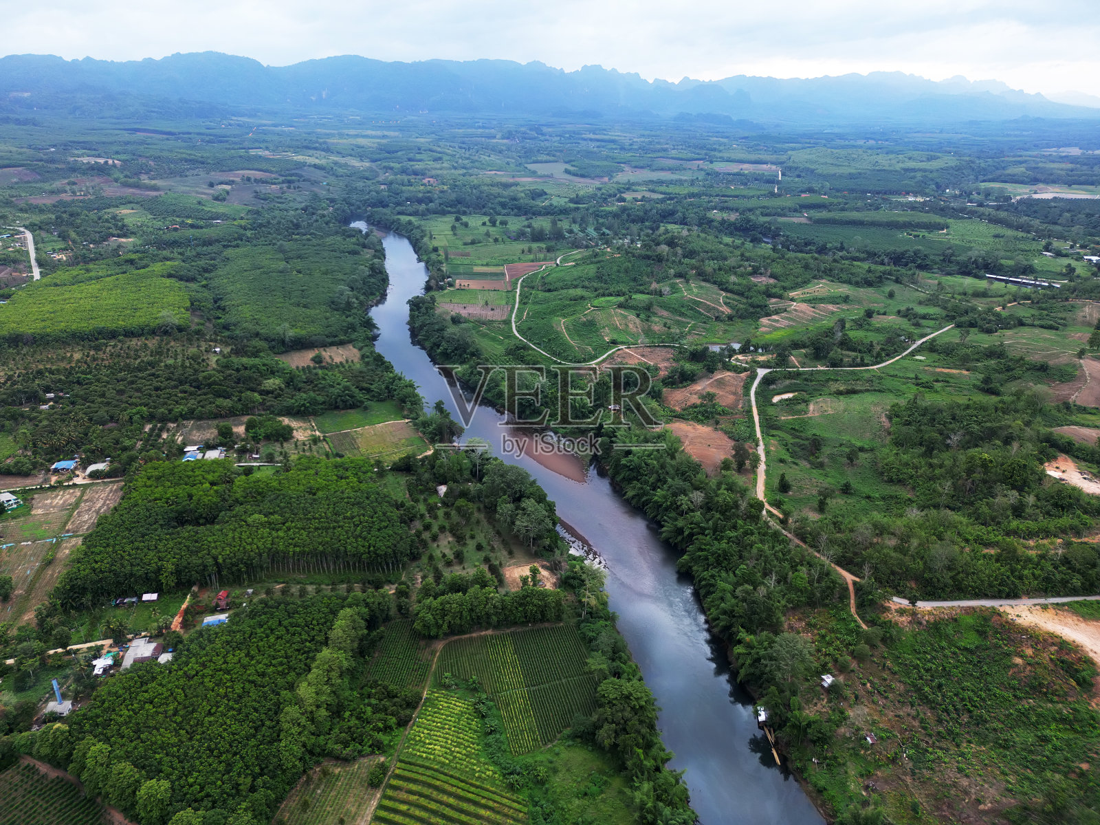 泰国北碧府桂河上的无人机俯视图。泰国美丽的风景照片摄影图片