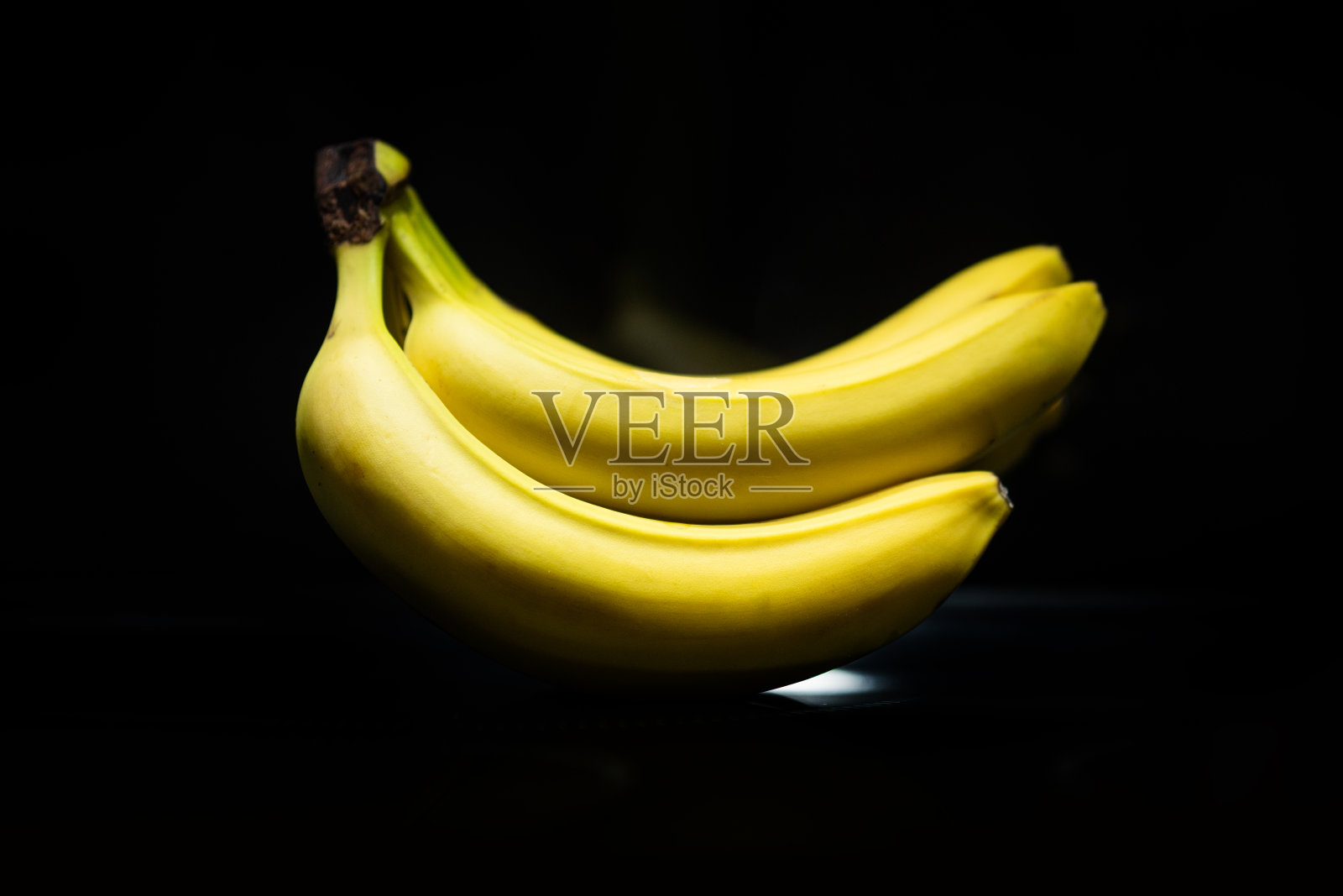 香蕉放在黑色背景上照片摄影图片