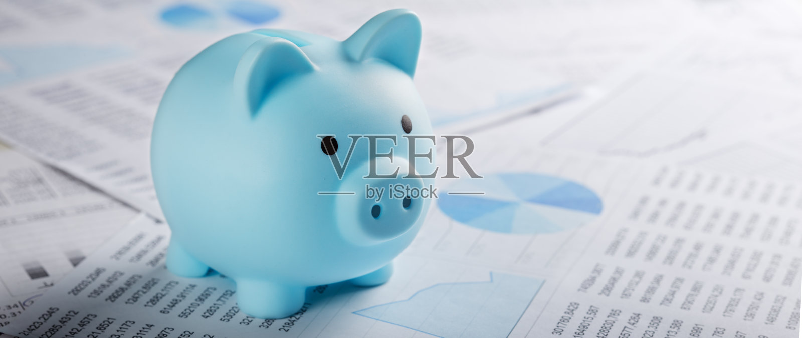 钱箱为金钱背景文件和财务图表。投资和资本积累的概念照片摄影图片