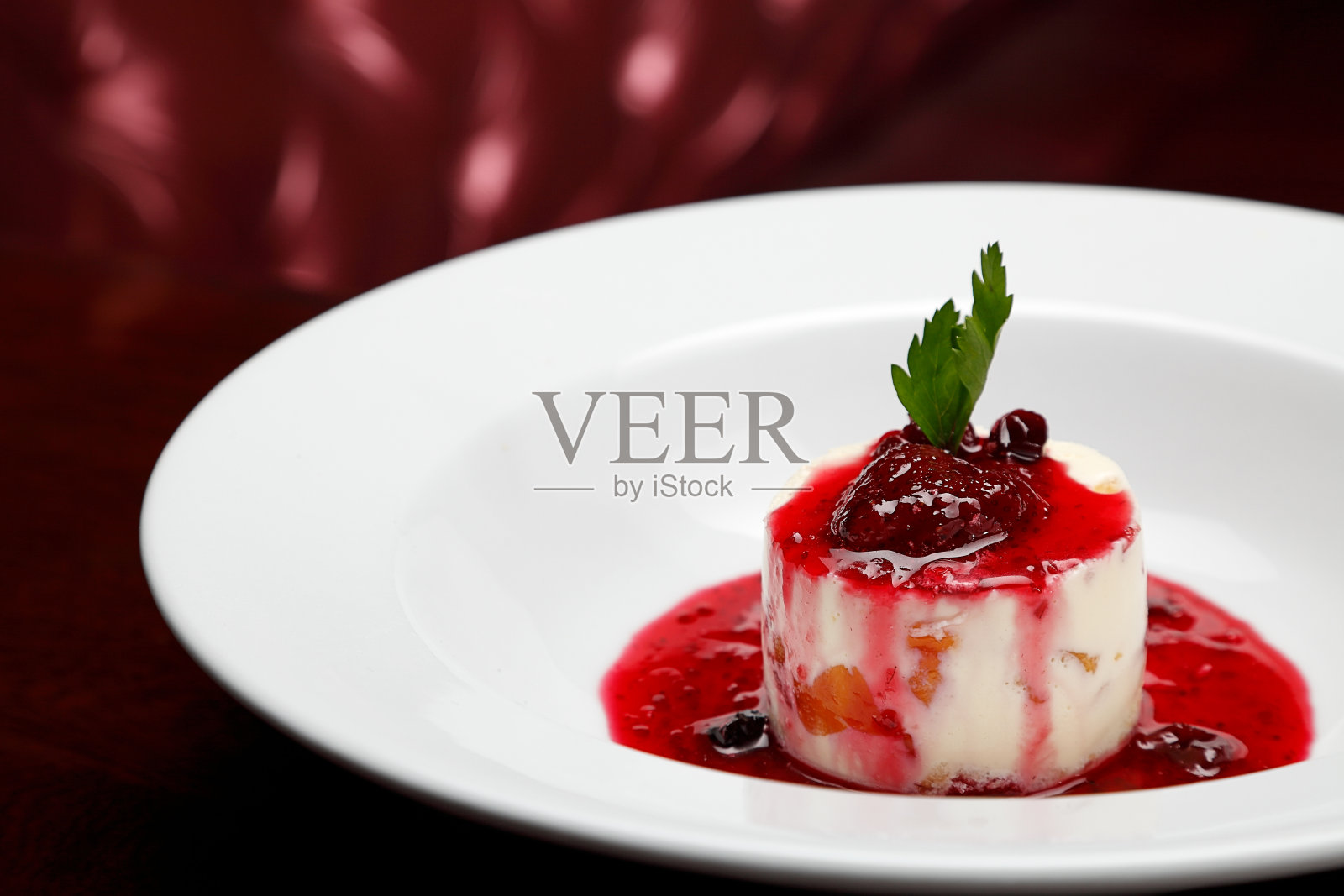 红色水果芝士蛋糕照片摄影图片