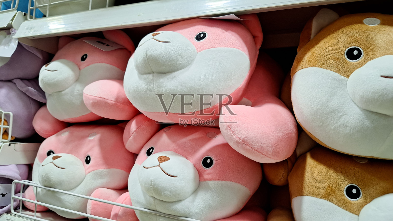 娃娃店出售各种类型和大小的娃娃照片摄影图片