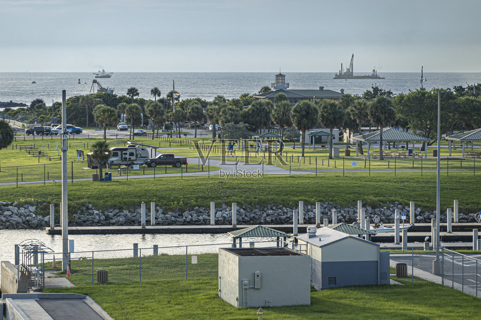 美国佛罗里达州卡纳维拉尔港的绿色停车位照片摄影图片