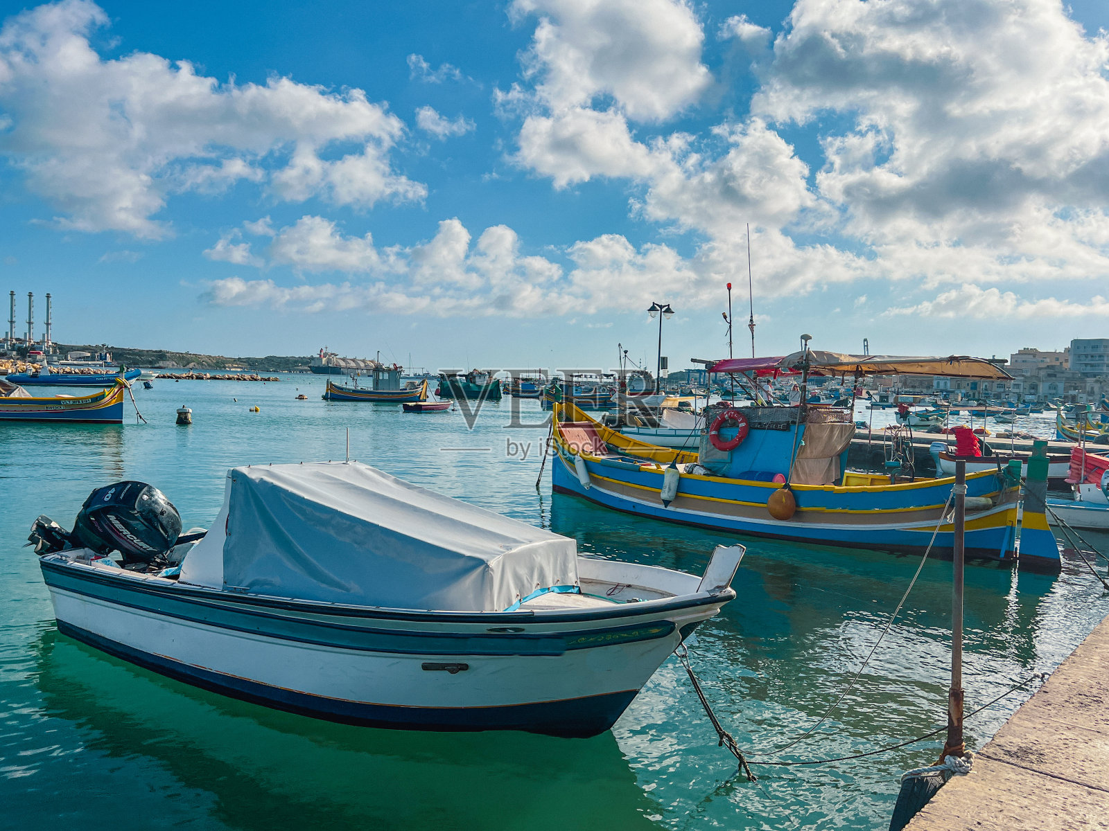 在一个阳光明媚的日子里，渔船停泊在马尔他的马萨斯洛克港照片摄影图片