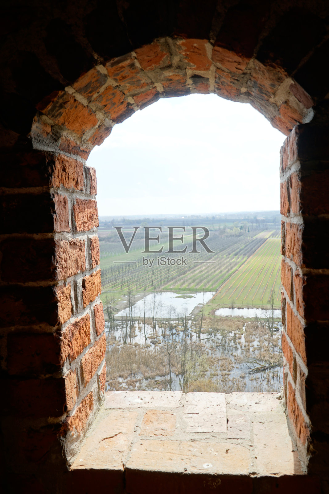 切尔斯克城堡，波兰-透过窗户看照片摄影图片