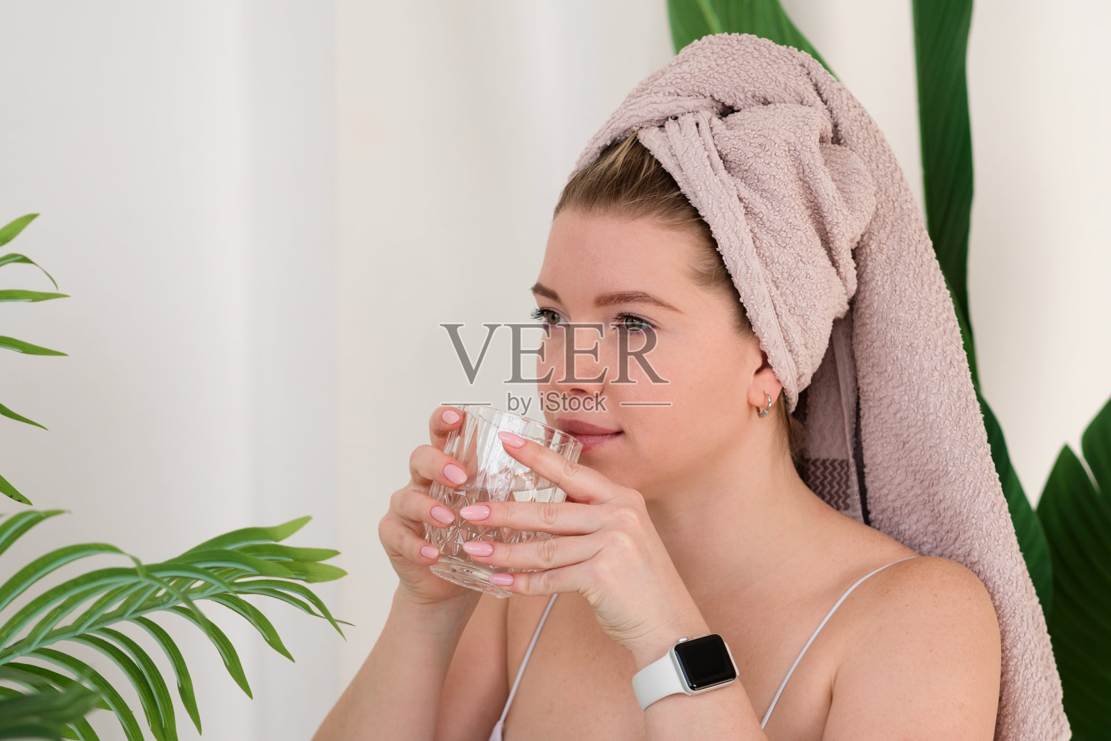 在护肤过程中喝水。照片摄影图片