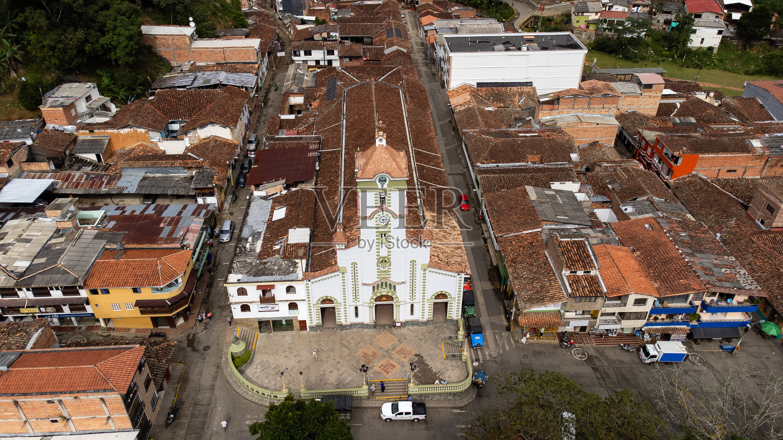 Salgar。圣胡安福音教堂是哥伦比亚天主教堂,位于主公园内。照片摄影图片