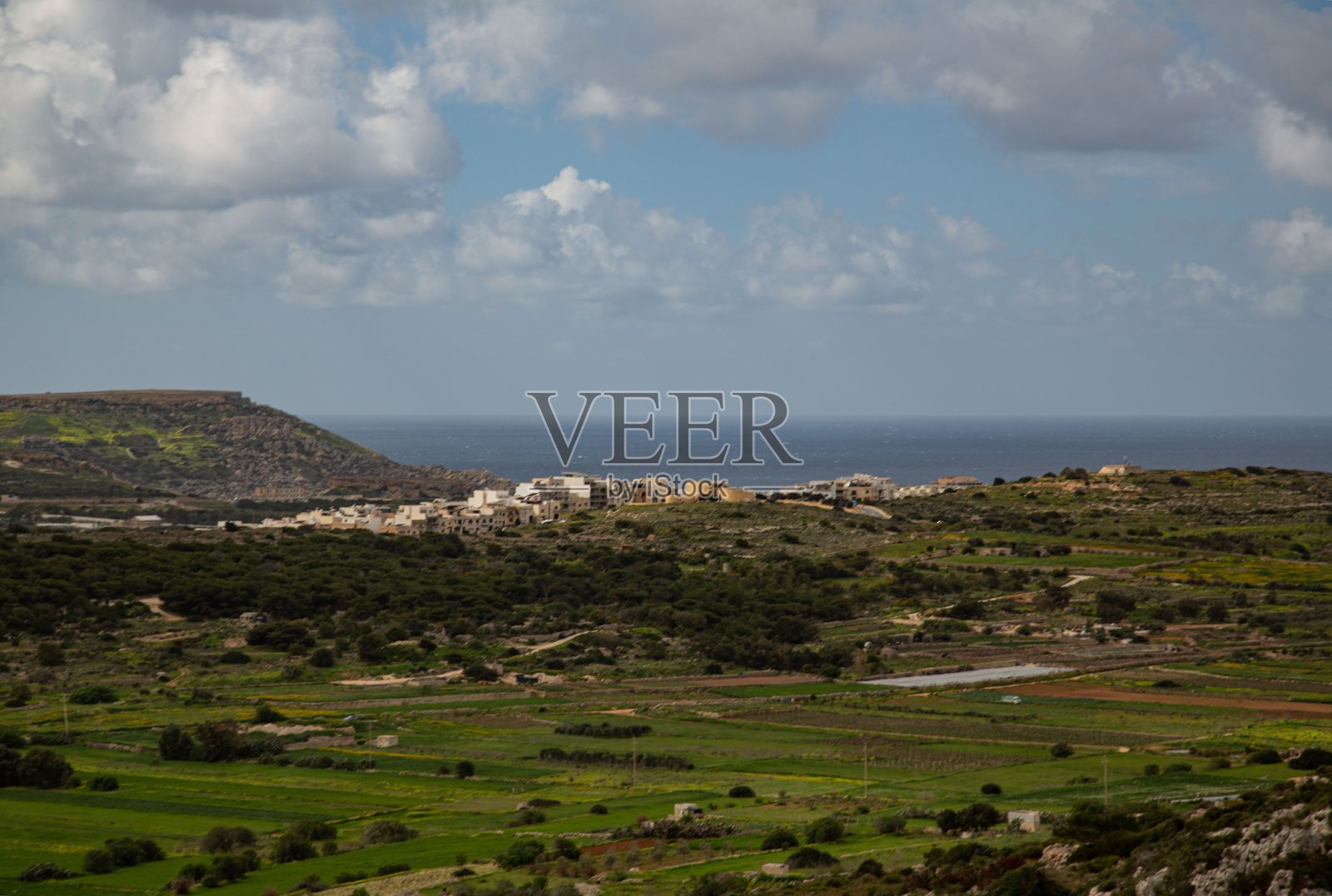 靠近地中海的农田。照片摄影图片