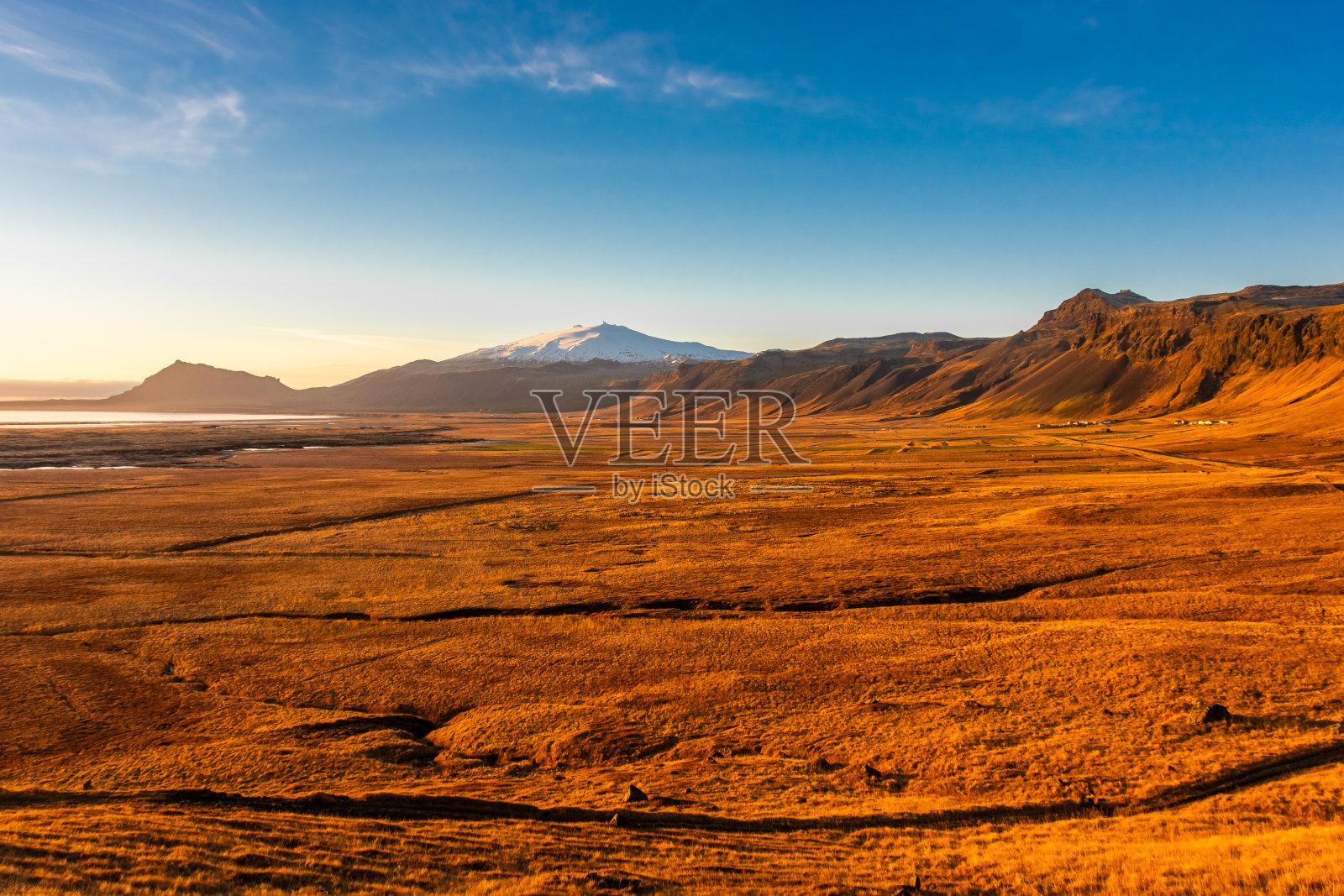 冰岛Snaefellsness半岛草地上的日落照片摄影图片
