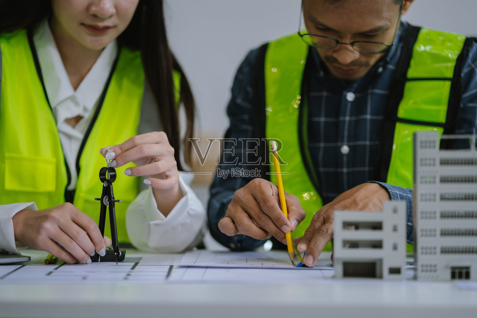 工程师团队会议，在公司办公室与合作伙伴一起完成项目图纸会议。亚洲行业专业团队照片摄影图片