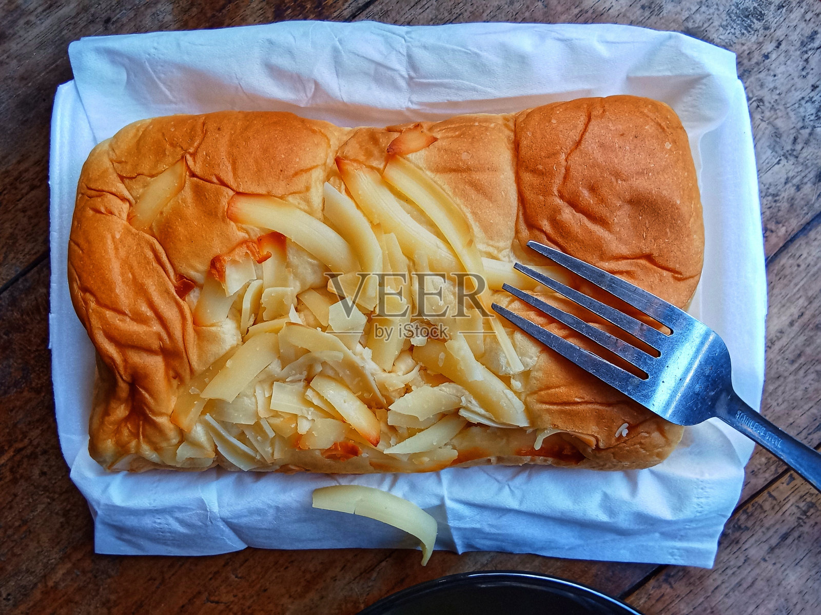 面包加磨碎的奶酪照片摄影图片