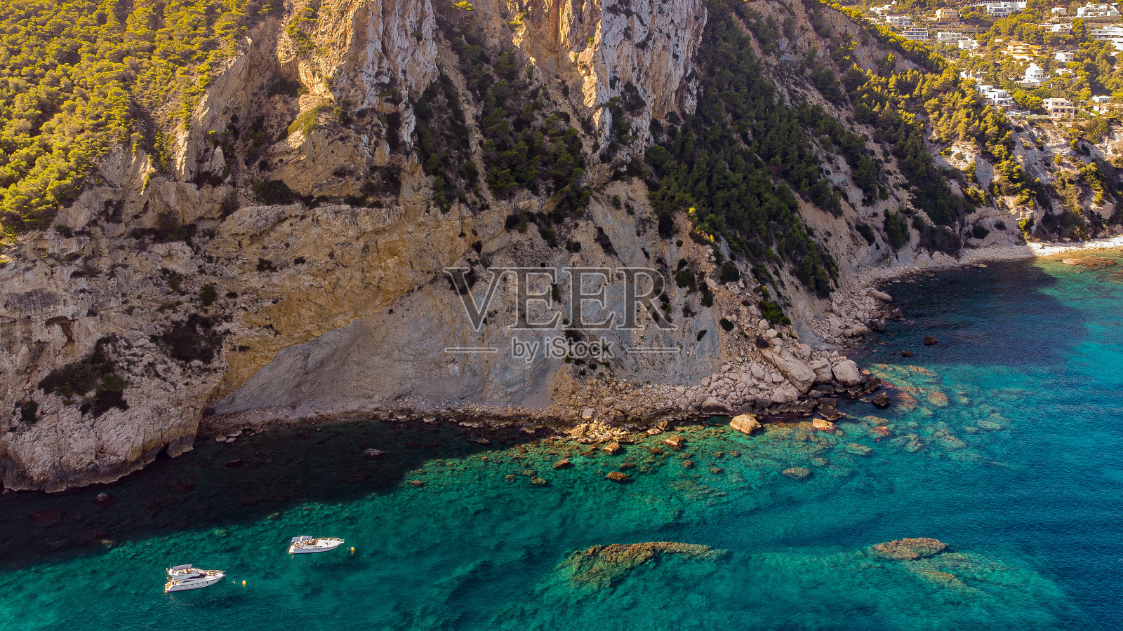 令人惊叹的科斯塔布兰卡鸟瞰图:太阳，大海和悬崖照片摄影图片